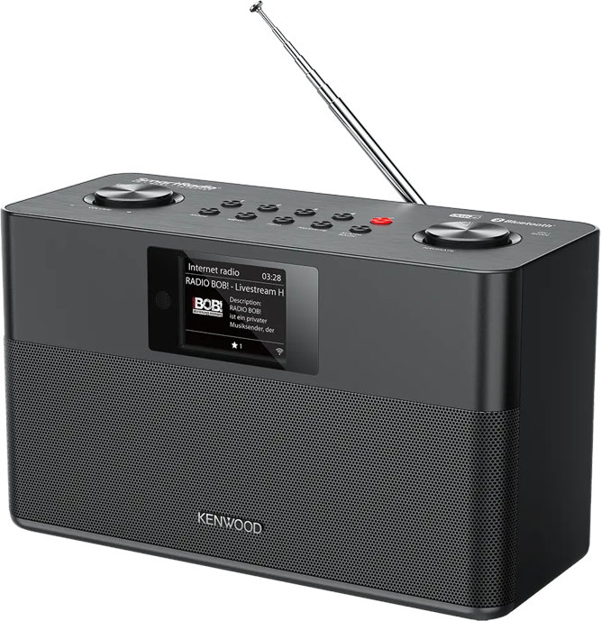 Une radio Kenwood noire avec un écran affichant des informations radio. Elle possède une antenne argentée et plusieurs boutons.