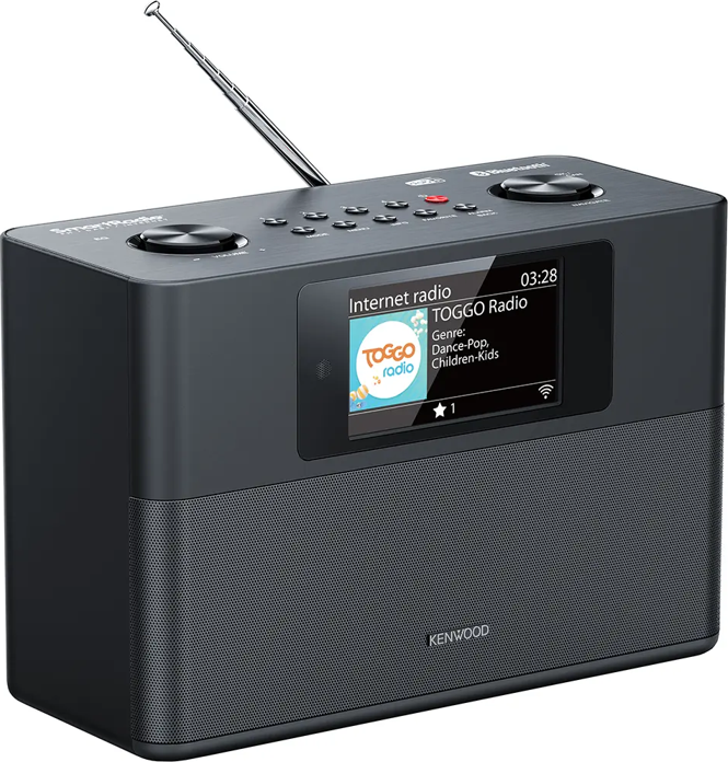 Une radio Kenwood noire affiche TOGGO Radio sur son écran. Elle possède une antenne et des boutons. Le genre est Dance-Pop, Children-Kids.