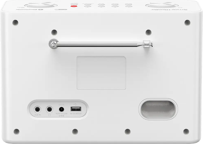 Radio blanche avec boutons, antenne et ports d'entrée. Dispose d'un haut-parleur et d'une connectivité Bluetooth. Le panneau arrière a des ports.