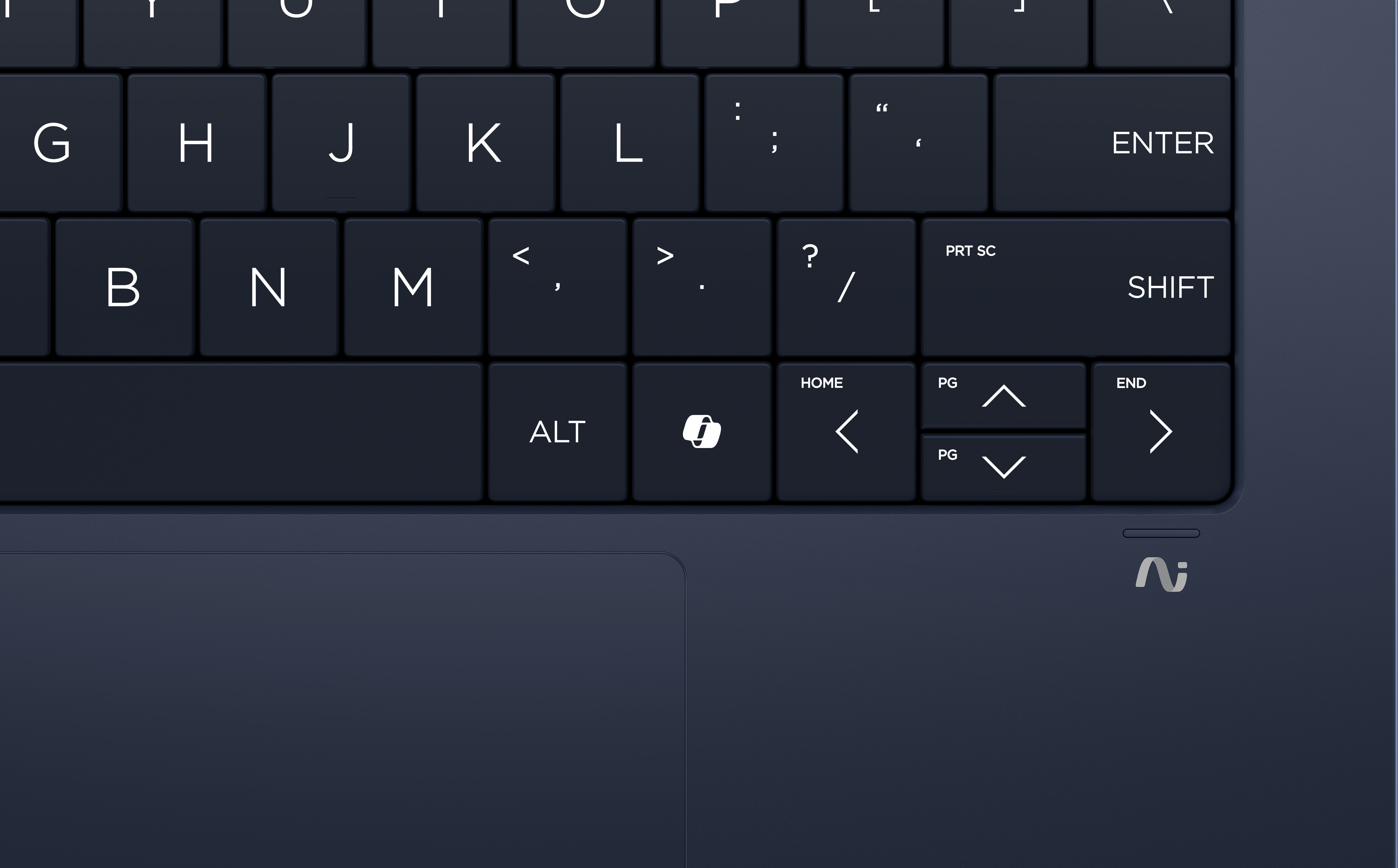 Nahaufnahme einer dunkelblauen Laptop-Tastatur. Tasten umfassen Buchstaben, Symbole und Funktionstasten wie 'Enter' und 'Shift'.