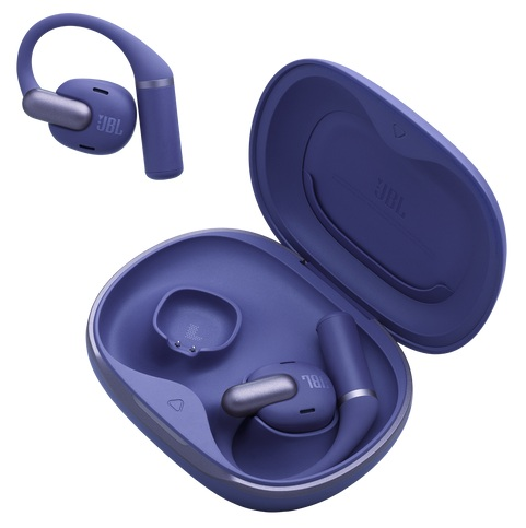 Niebieskie słuchawki JBL i etui ładujące na białym tle. Jedna słuchawka jest osobno; druga jest w otwartym etui.