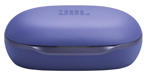 Zbliżenie fioletowego etui ładującego słuchawki JBL. Etui ma owalny kształt, ciemnoszarą obwódkę i logo JBL.