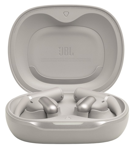 Otwarty futerał na słuchawki JBL ze słuchawkami w środku. Jasnoszary kolor. Etui jest otwarte, a słuchawki są widoczne.