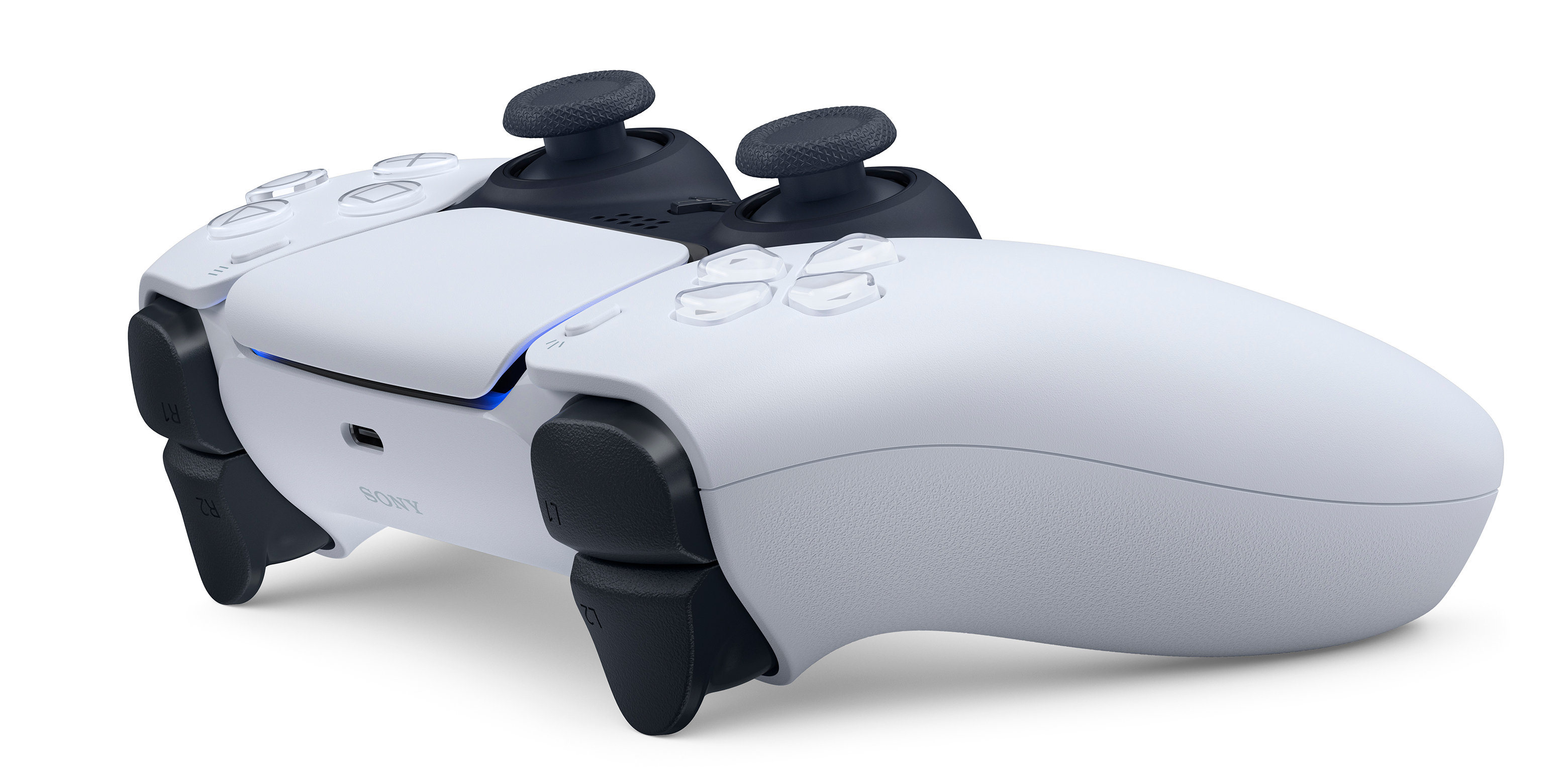 Biało-czarny kontroler Playstation 5. Posiada przyciski, gałki analogowe i panel dotykowy. Widoczna jest nazwa marki SONY.