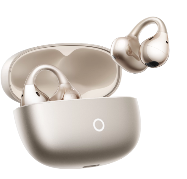 Złote bezprzewodowe słuchawki w etui ładującym. Jeden z pączków jest poza etui. Etui i słuchawki na białym tle.