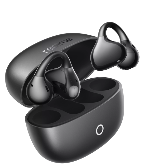 Czarne słuchawki Realme w otwartym etui ładującym. Etui i słuchawki są błyszczące. Logo Realme znajduje się na etui.