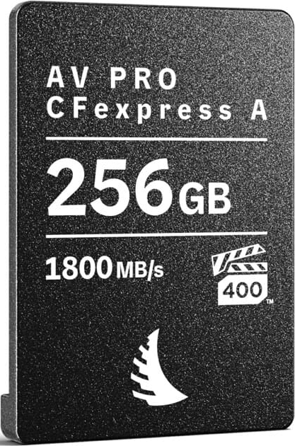 Scheda CFexpress nera con testo bianco: AV PRO, 256GB, 1800 MB/s e un'icona di bobina cinematografica. La scheda ha una superficie strutturata.
