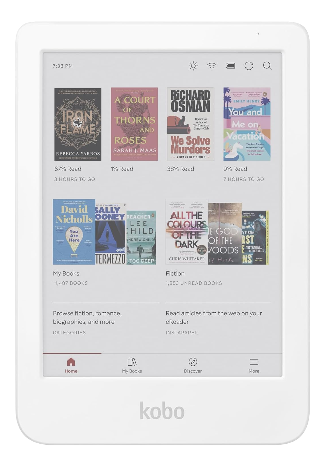 Un e-reader bianco mostra le copertine dei libri. I titoli includono 'Iron Flame', 'A Court of Thorns and Roses' e 'We Solve Murders'.