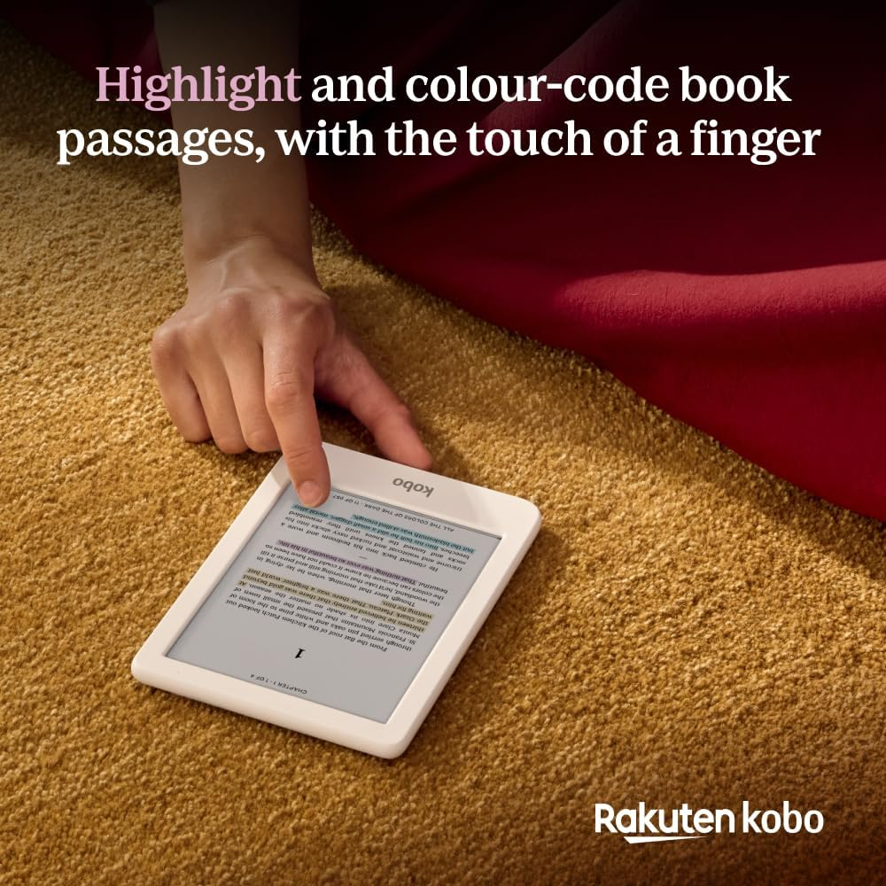 Una mano tocca un e-reader bianco su un tappeto marrone. Testo: Evidenzia e codifica a colori i passaggi del libro.