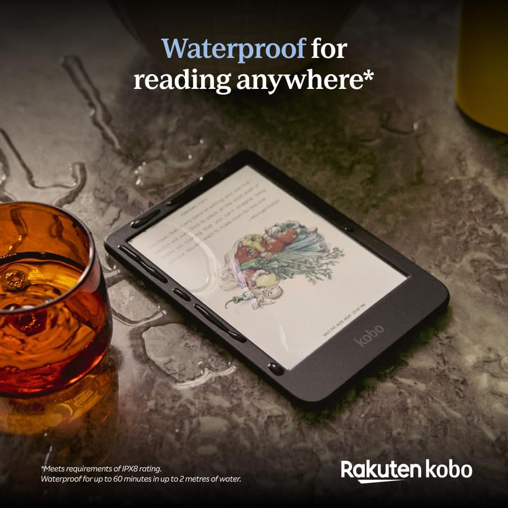 Un e-reader Kobo nero su una superficie bagnata con un bicchiere di liquido. Testo: 'Impermeabile per leggere ovunque'.