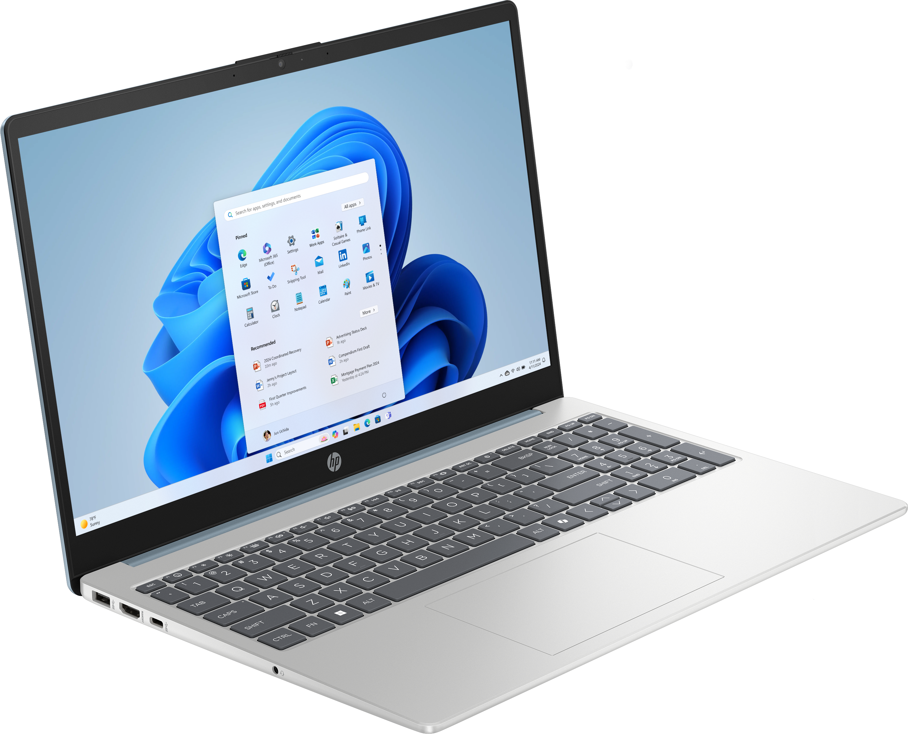 Laptop auf schwarzem Untergrund. Der Bildschirm zeigt die Windows 11-Oberfläche.