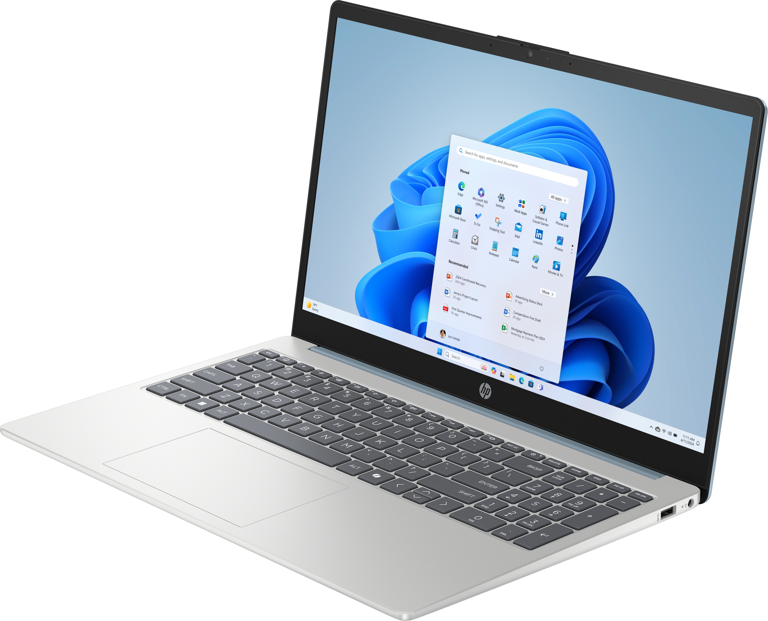 Silberner Laptop auf schwarzem Hintergrund, Windows 11-Oberfläche sichtbar, Tastatur und Touchpad, HP-Logo.