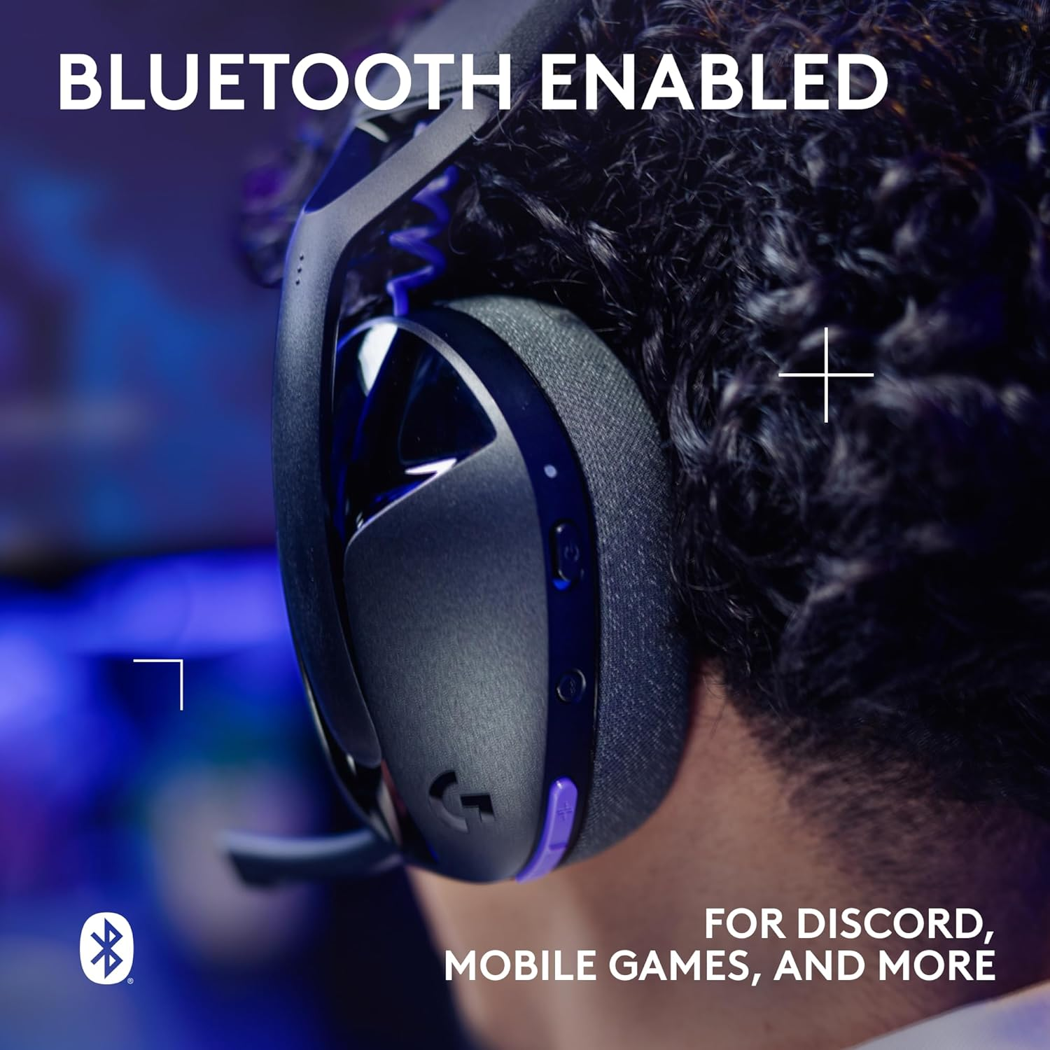 Siyah ve mor bir kulaklık takan bir kişi, 'Bluetooth Etkin' yazısıyla. Alttaki metin 'Discord, Mobil Oyunlar ve Daha Fazlası İçin' diyor.