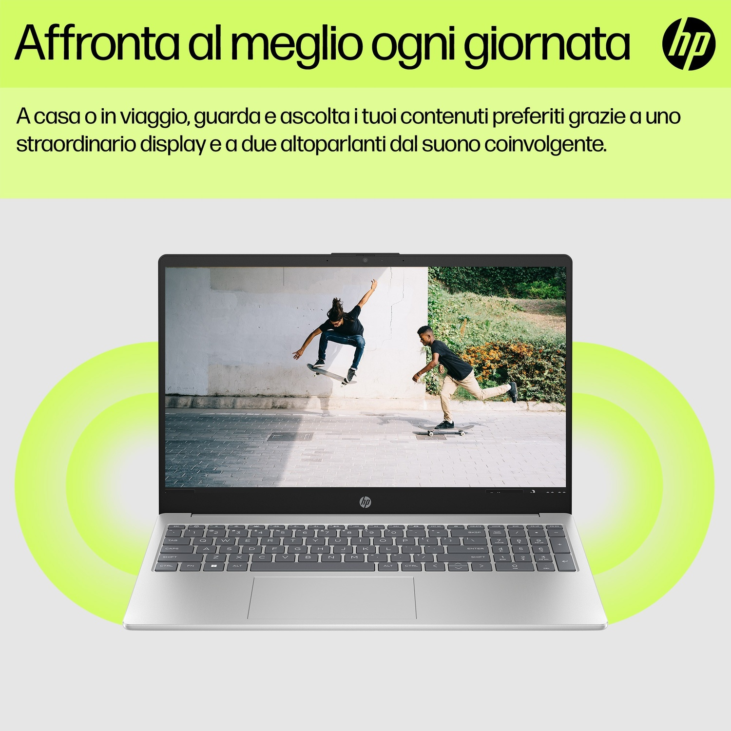 Laptop con due persone che fanno skateboard sullo schermo. Logo HP. Testo: 'Affronta al meglio ogni giorno'.