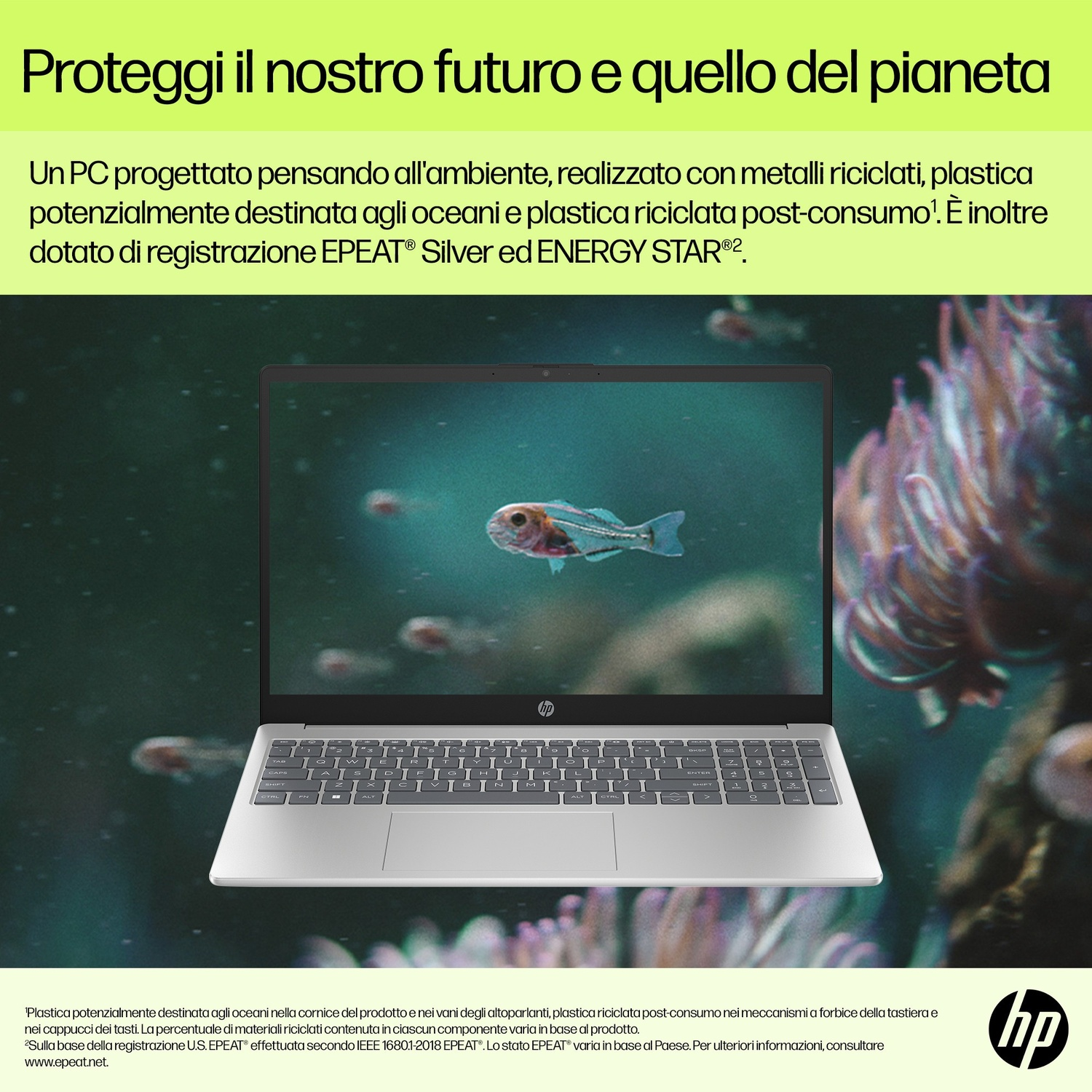 Laptop con pesci sullo sfondo. Il laptop è argentato e lo sfondo è una scena subacquea con pesci e piante.