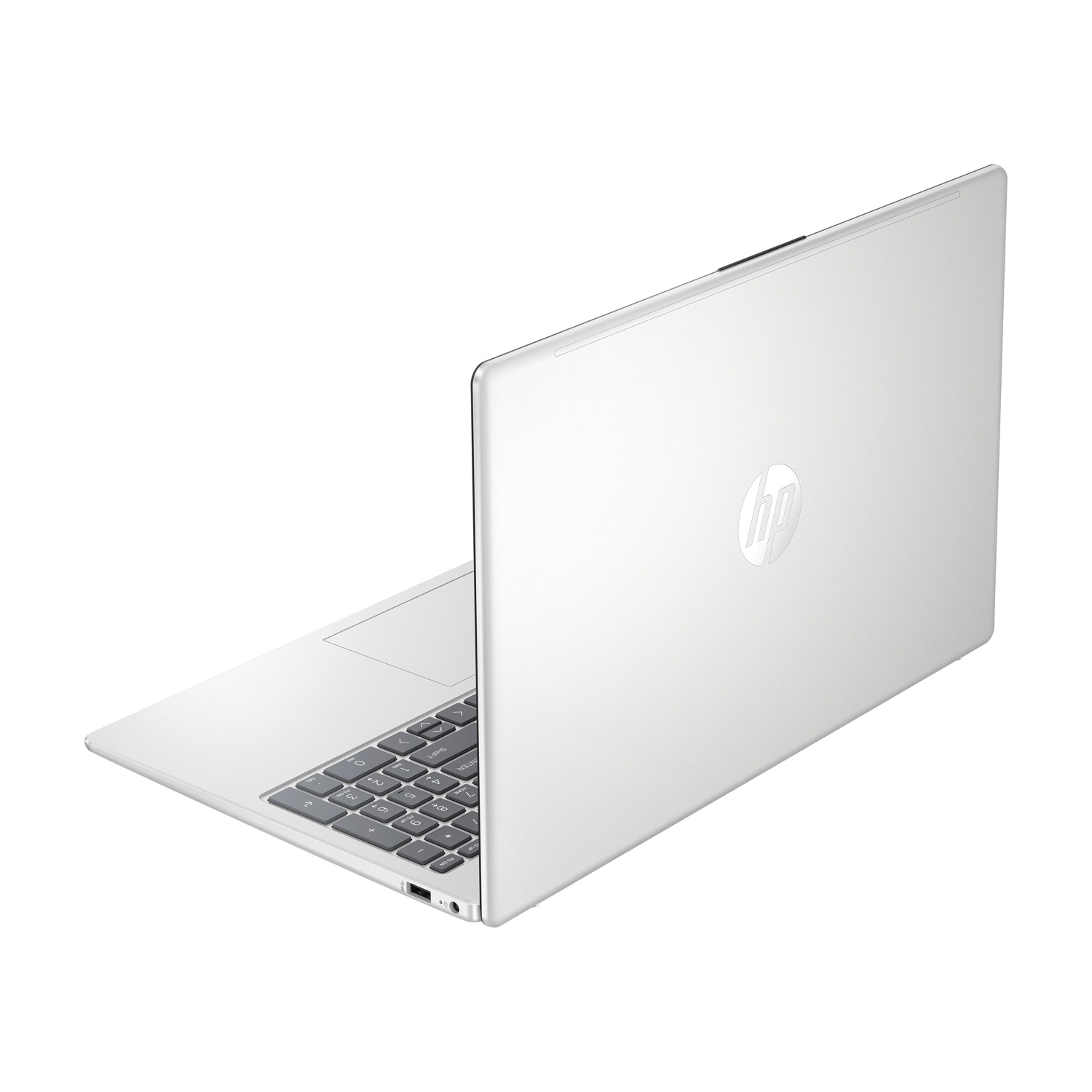 Un laptop HP argentato è aperto, mostrando la tastiera. Il logo HP è sul retro. Lo sfondo è bianco.