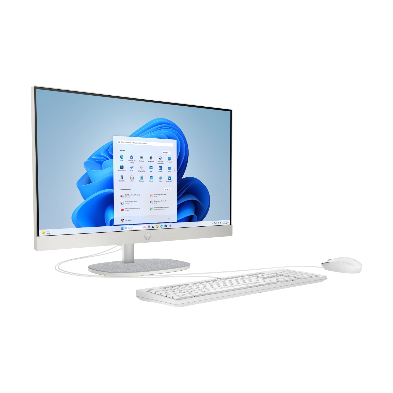 Un computer all-in-one bianco con tastiera e mouse. Lo schermo mostra l'interfaccia di Windows 11.