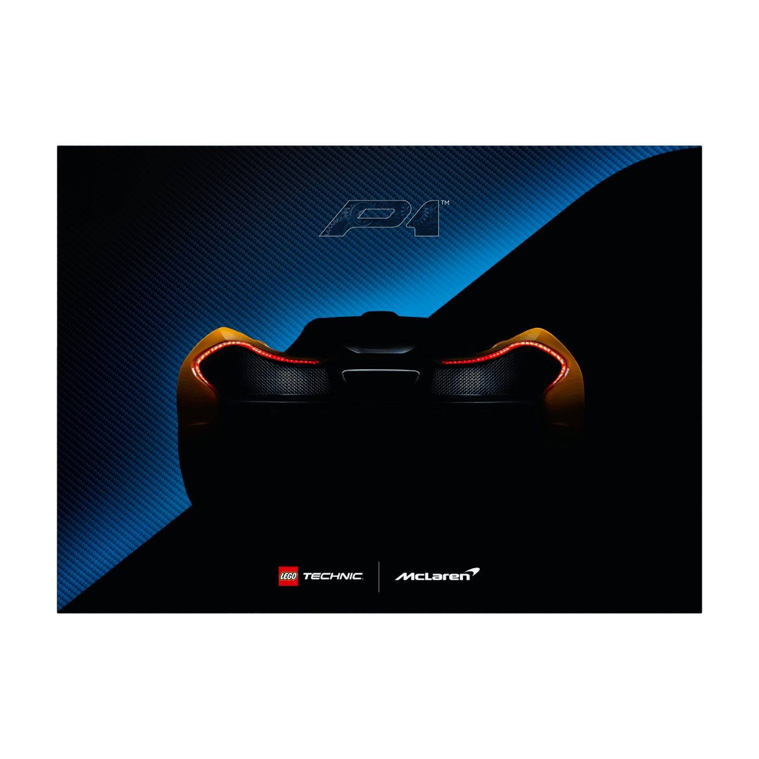 De achterkant van een Lego Technic McLaren P1 auto tegen een blauwe achtergrond met McLaren en Lego logo's.
