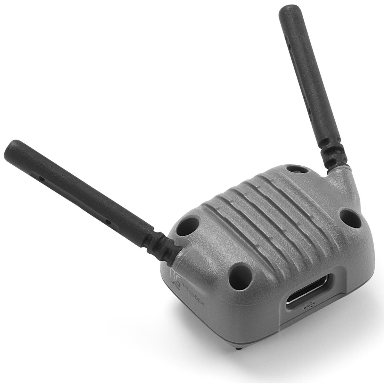 Un appareil gris avec deux antennes noires, un port USB et plusieurs trous. L'appareil est sur un fond blanc.