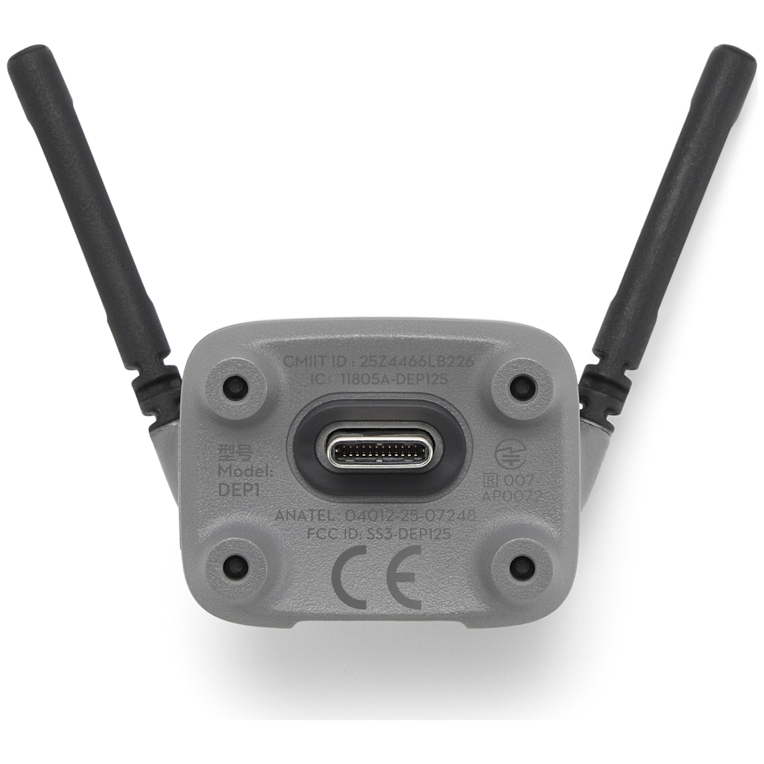 Un appareil gris avec des antennes noires. Il possède un port USB et plusieurs marquages, dont un symbole CE et des informations sur le modèle.
