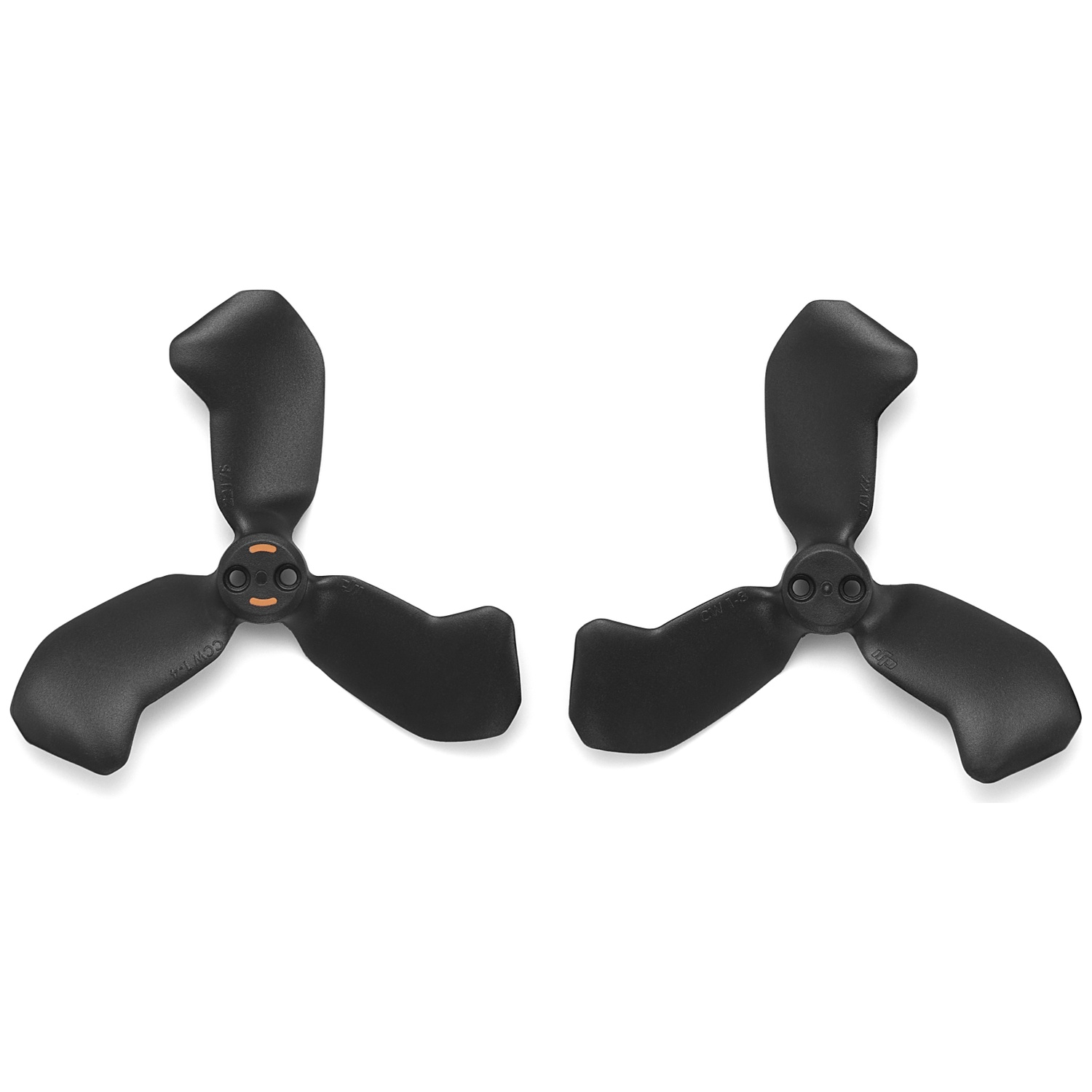 Deux hélices noires de drone sur fond blanc. Chacune a trois pales et un centre orange. Des étiquettes sont visibles sur les pales.