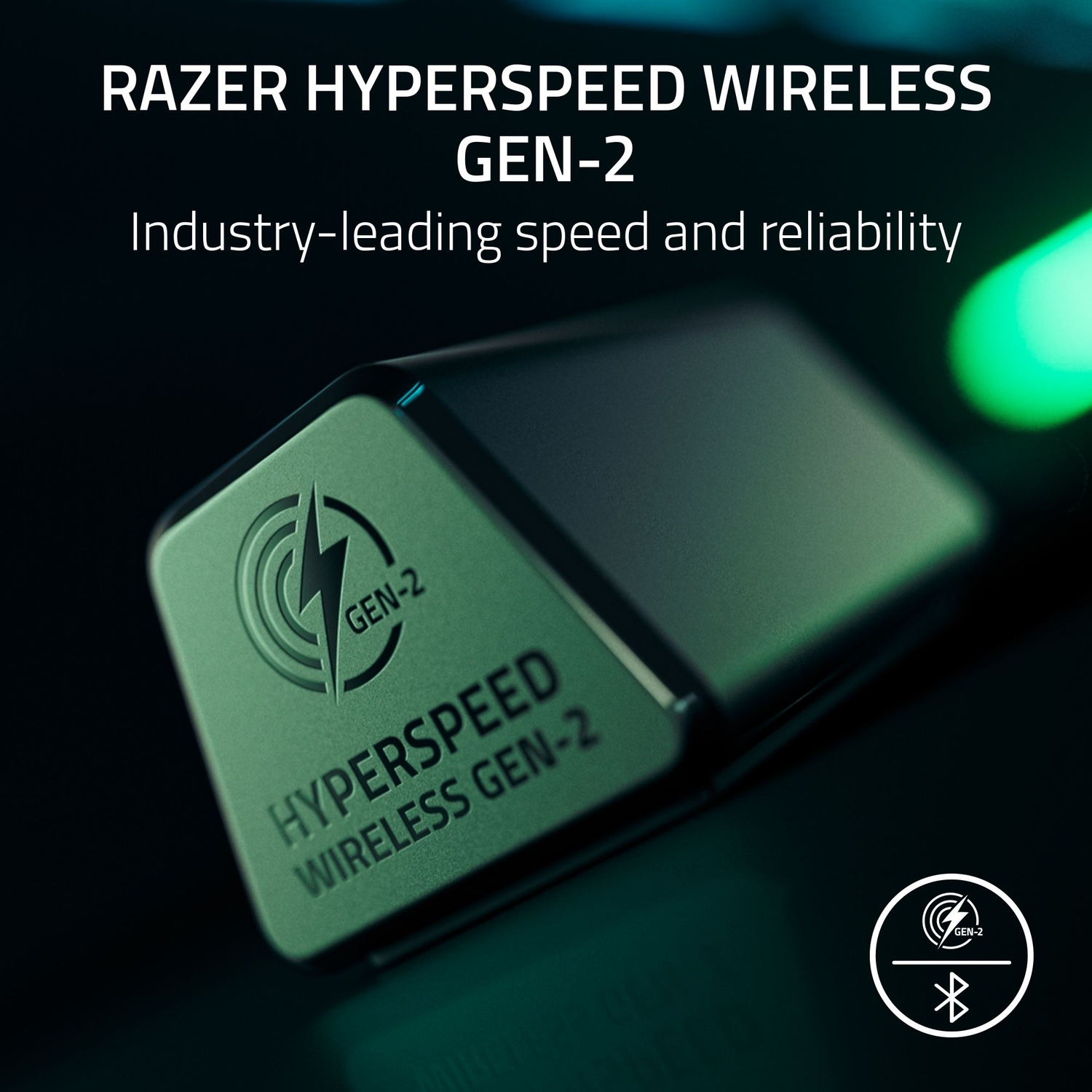 Gros plan d'un appareil Razer Hyperspeed Wireless Gen-2. Surface teintée de vert, avec texte blanc. Logo éclair visible.