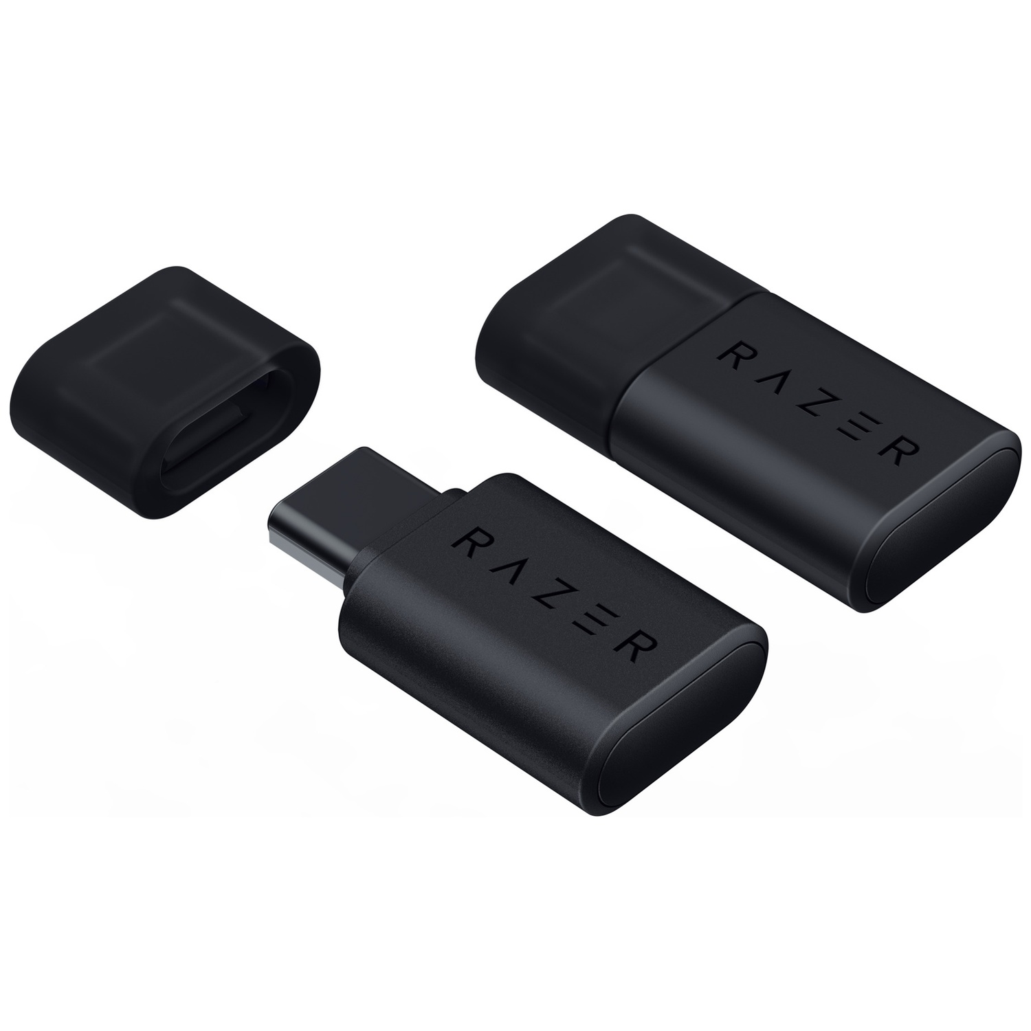 Drie zwarte Razer USB-C-adapters op een witte ondergrond. Eén zonder dop, één aangesloten, één met logo.