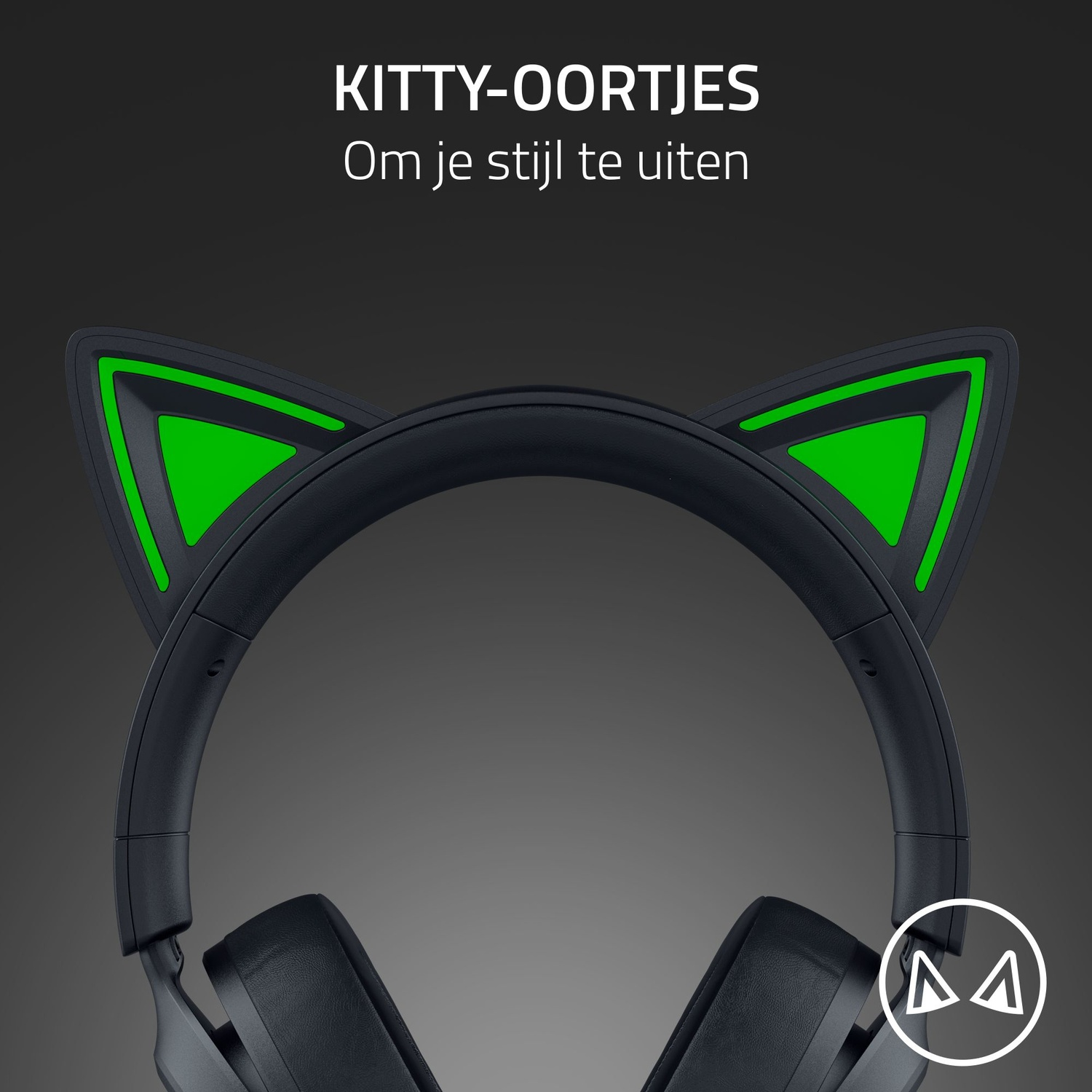 Casque noir avec oreilles de chat vertes. Texte : 'KITTY-OORTJES' et 'Om je stijl te uiten'. Un logo est visible à droite.