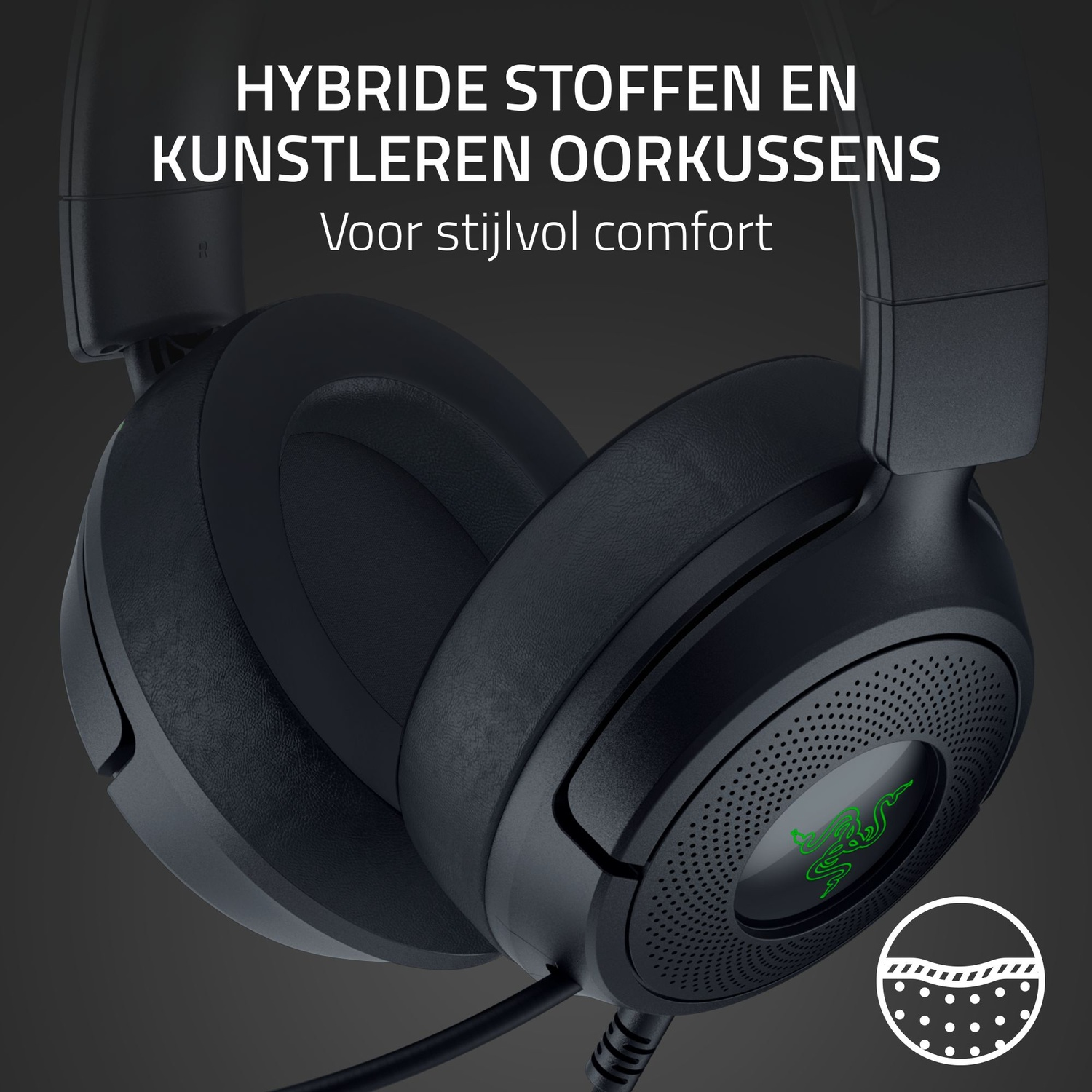 Gros plan d'un casque de jeu noir avec logo vert, texte en haut. Le fond est gris foncé.