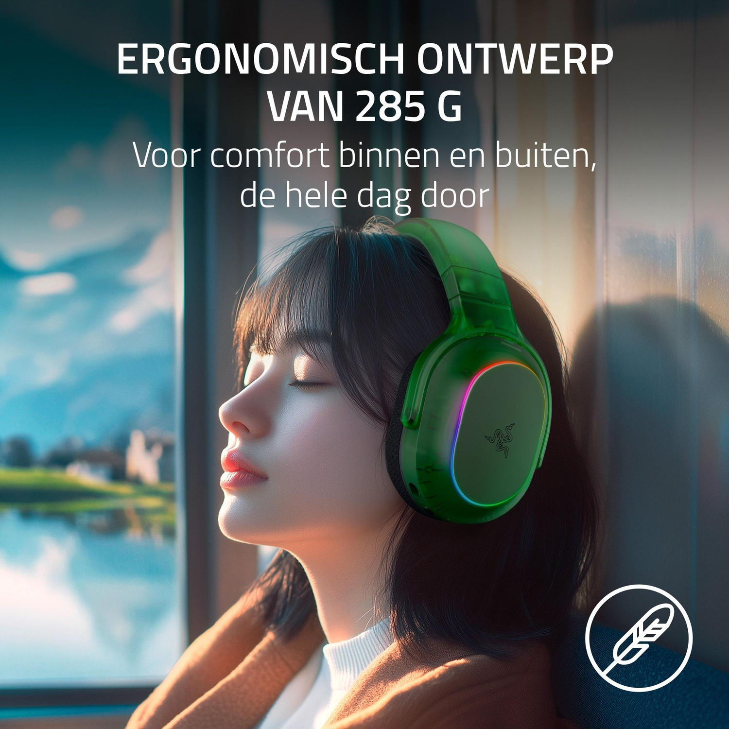 Une femme portant un casque vert, les yeux fermés, avec du texte sur le design ergonomique. L'arrière-plan montre un lac et des montagnes.