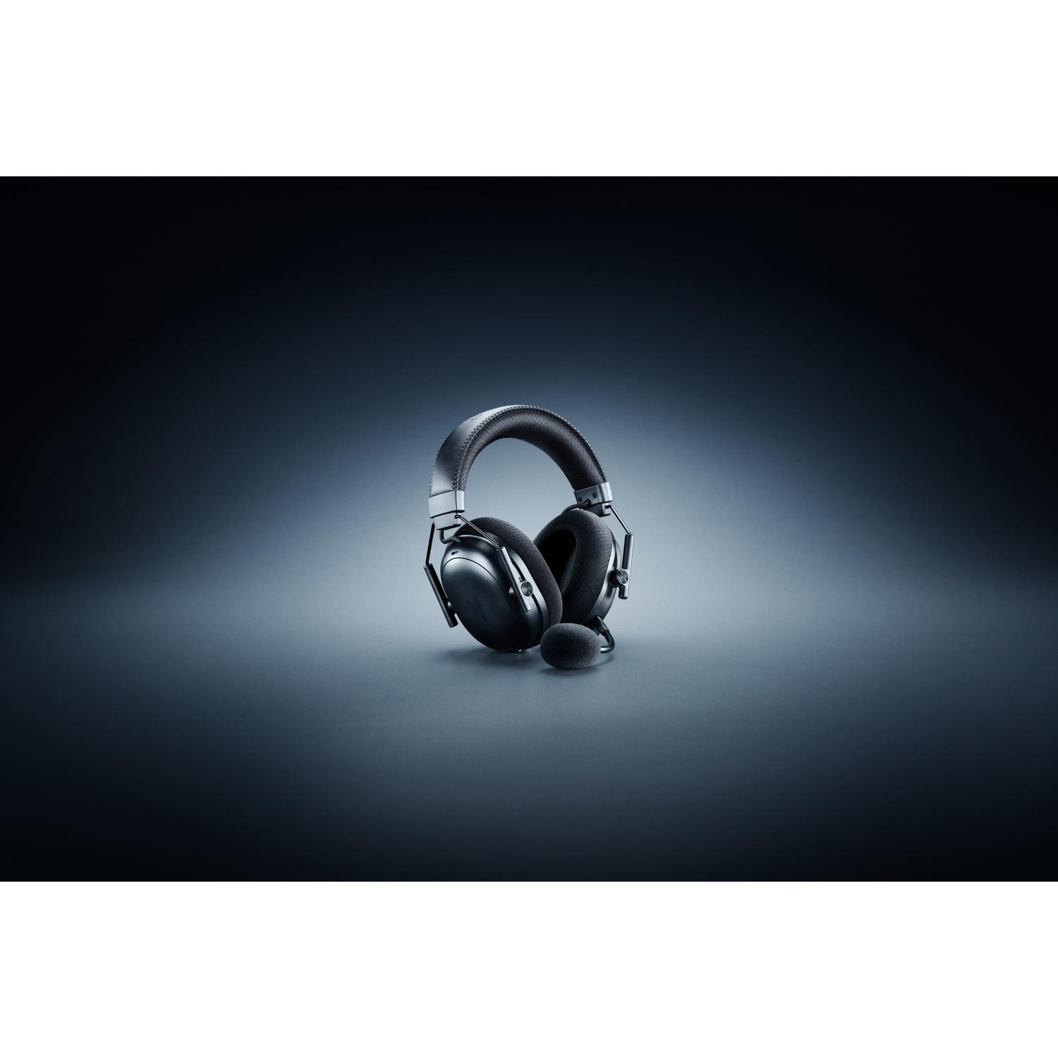 Zwarte gaming headset met microfoon tegen een donkerblauwe achtergrond. De headset is gecentreerd en goed verlicht.