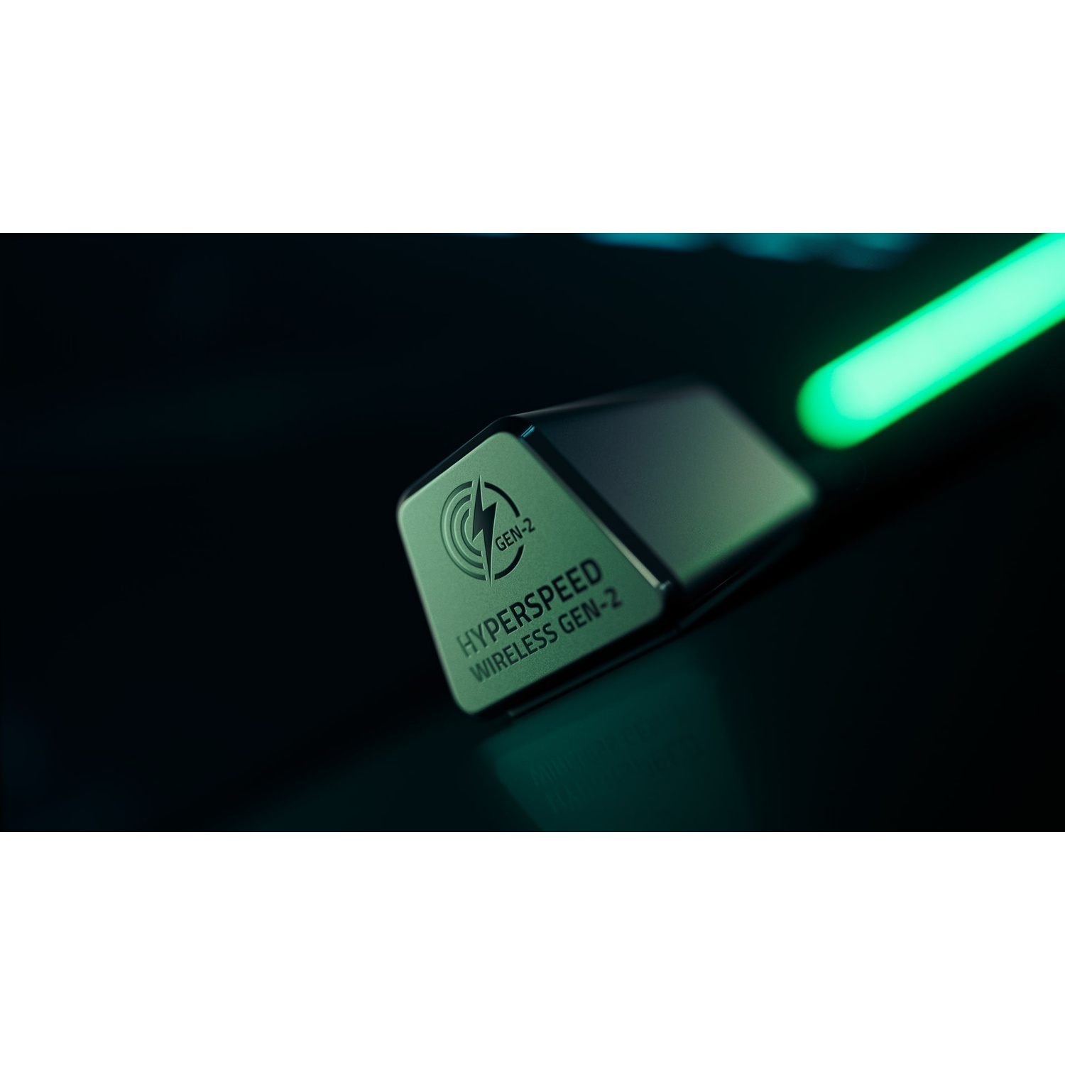 Close-up van een zwart-groen draadloos apparaat. De tekst 'HYPERSPEED WIRELESS GEN-2' is zichtbaar. Een groen licht op de achtergrond.