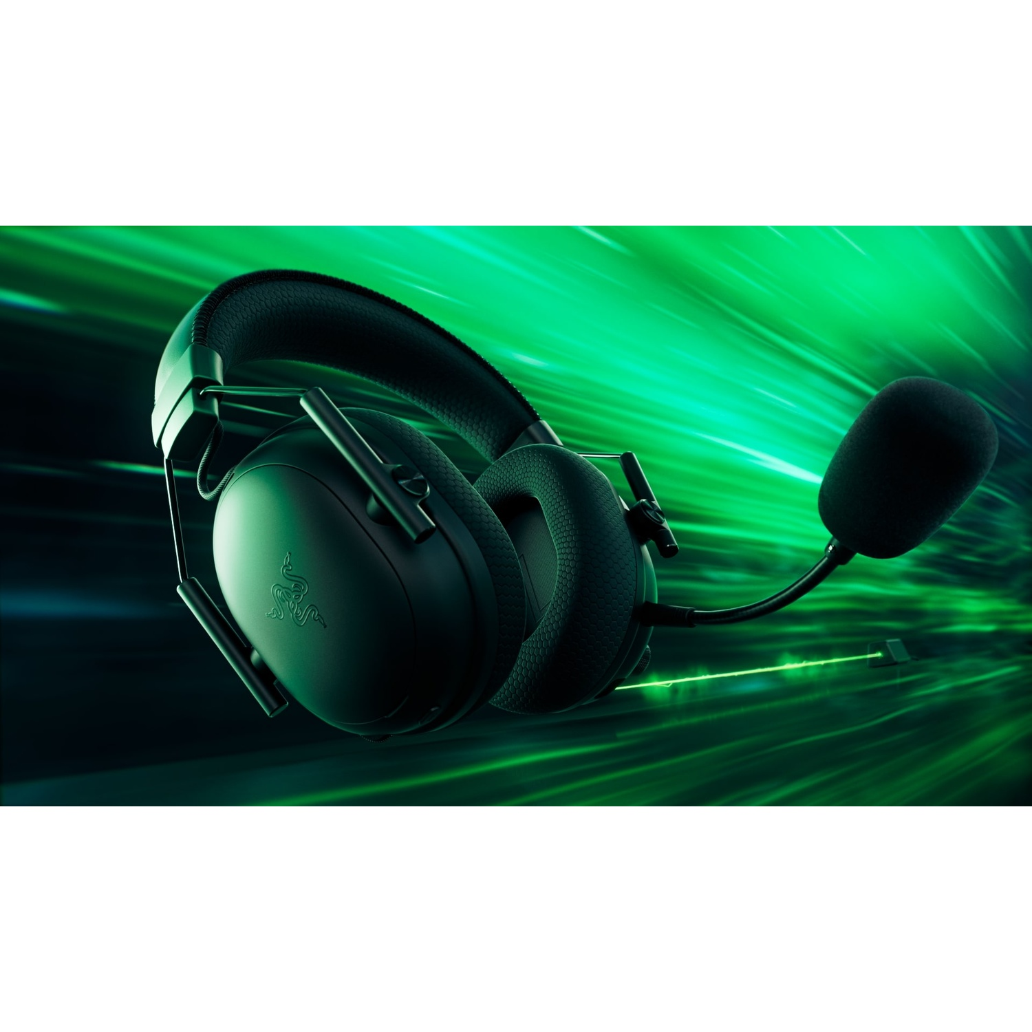 Zwarte Razer gaming headset met een microfoon tegen een groene achtergrond met bewegingsonscherpte-effect.