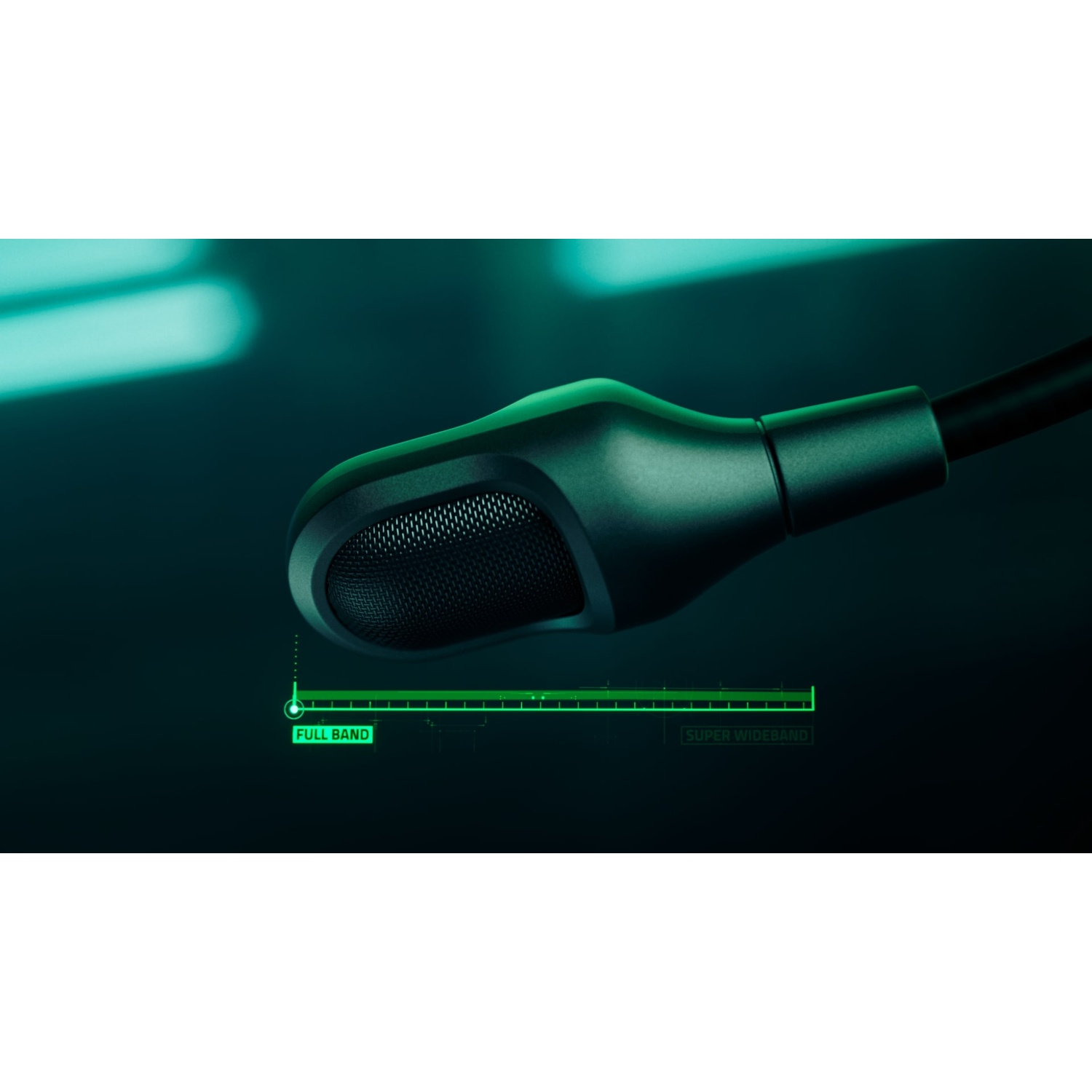 Close-up van een microfoon met een zwart mesh-hoofd. De achtergrond is donkergroen met een neon-groene grafiek met 'Full Band' en 'Super Wideband'.