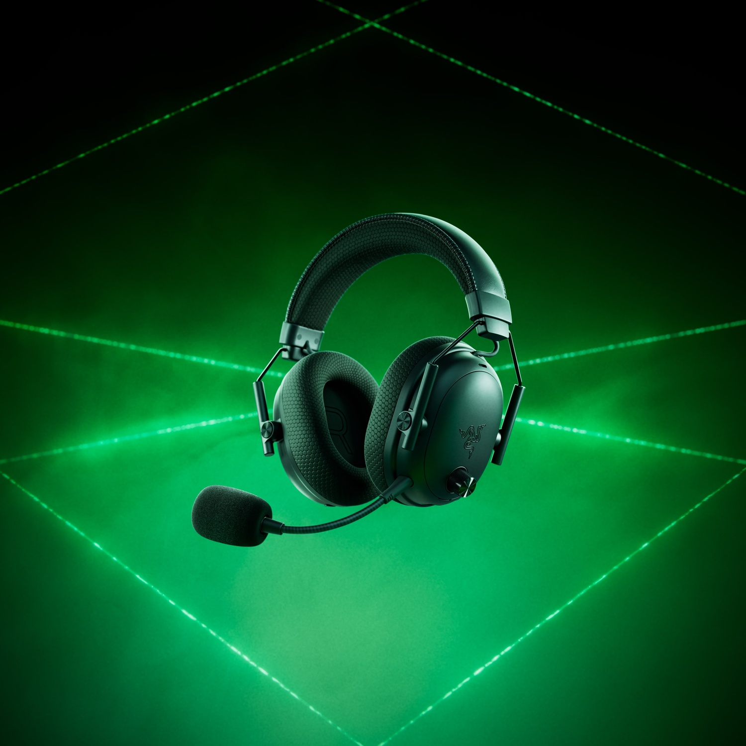 Zwarte gaming headset met microfoon, tegen een groene gradiënt achtergrond met groene laserlijnen.