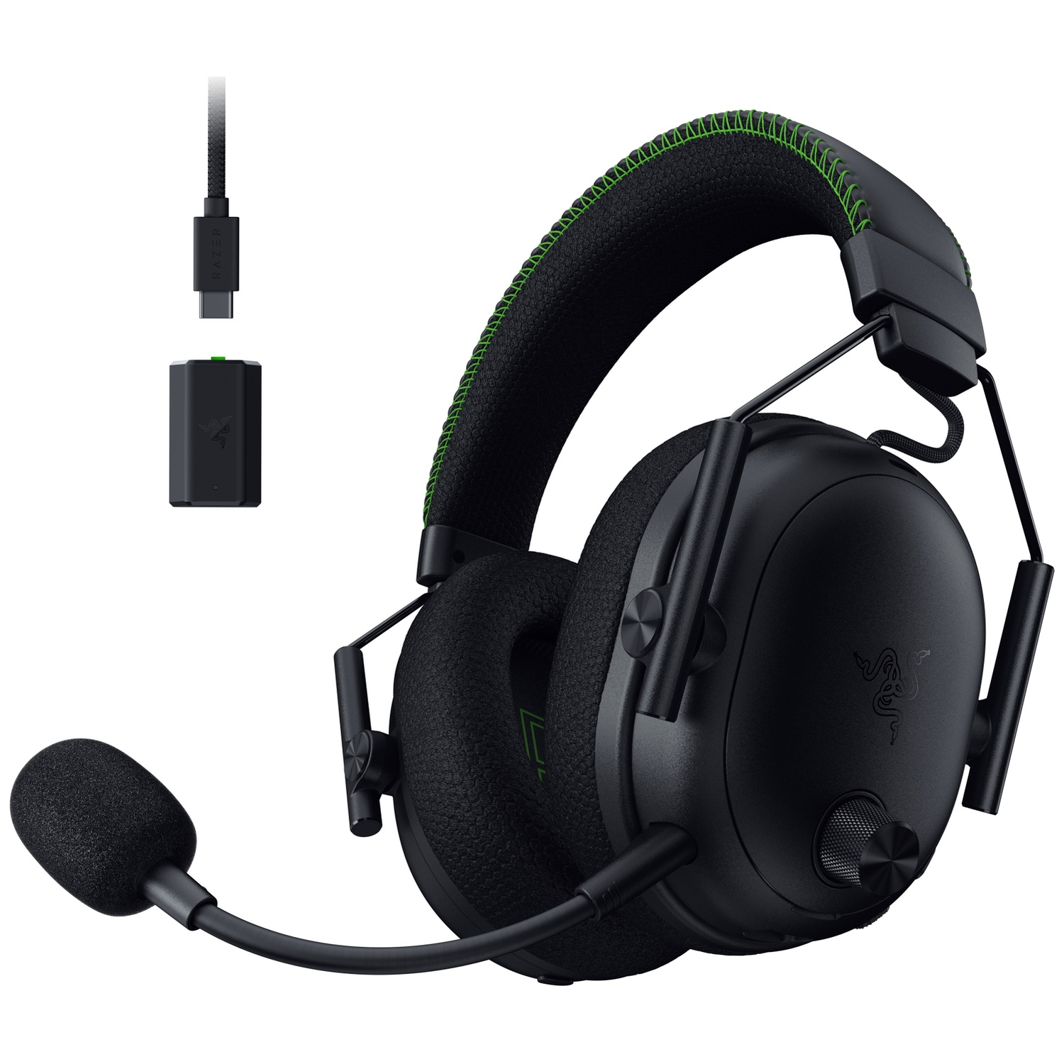 Zwarte Razer gaming headset met groene stiksels, een afneembare microfoon en een USB-C oplaadadapter. Op een witte achtergrond.