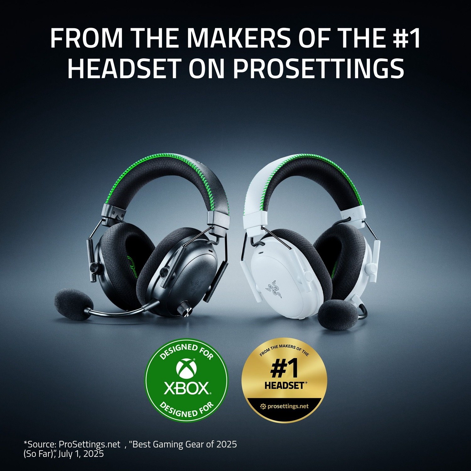 Twee gaming headsets, één zwart en één wit, met groene accenten. Tekst bovenaan: 'VAN DE MAKERS VAN DE #1 HEADSET'.