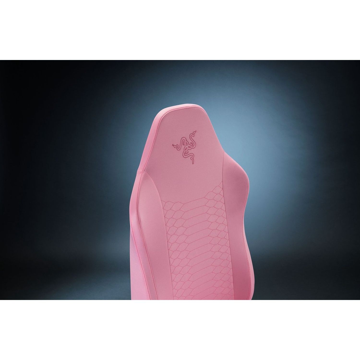 Une chaise de jeu rose avec le logo Razer sur l'appuie-tête. Le siège a un motif texturé et le fond est bleu foncé.