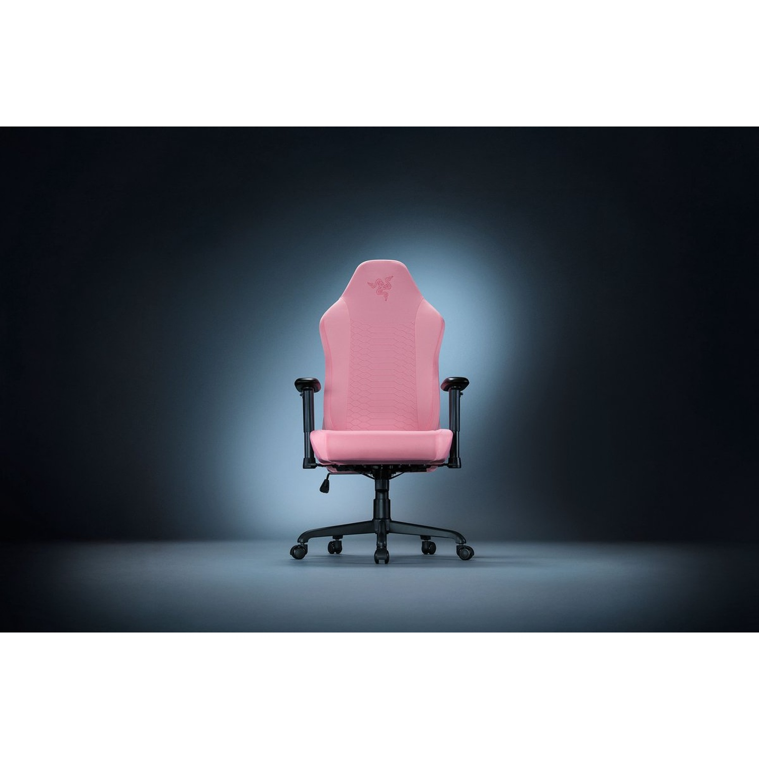 Une chaise de jeu rose avec des accents noirs et un logo Razer sur un fond dégradé sombre. La chaise est centrée.
