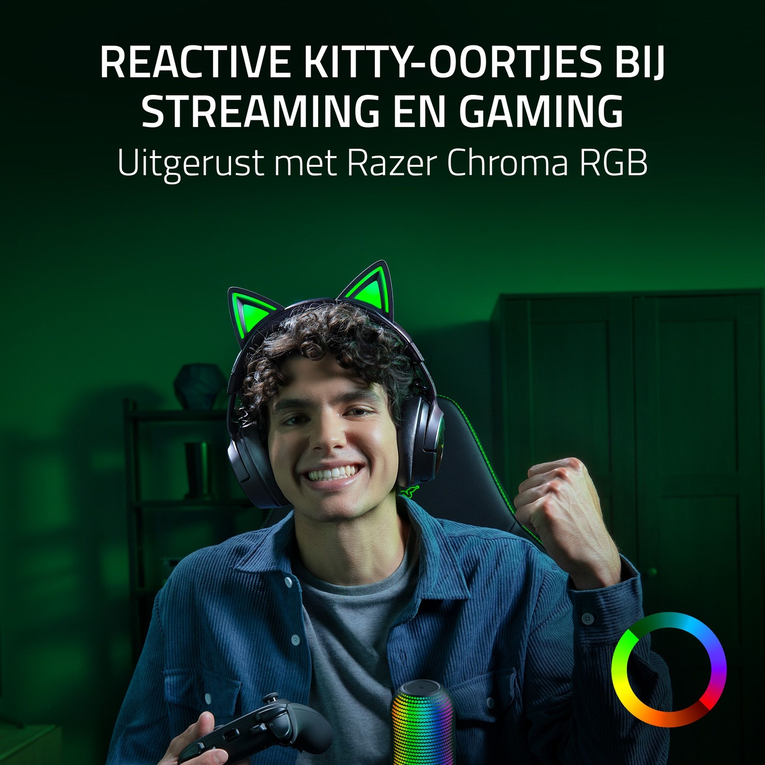 Un homme portant un casque d'oreilles de chat, tenant une manette, souriant. Une lumière colorée est en arrière-plan.