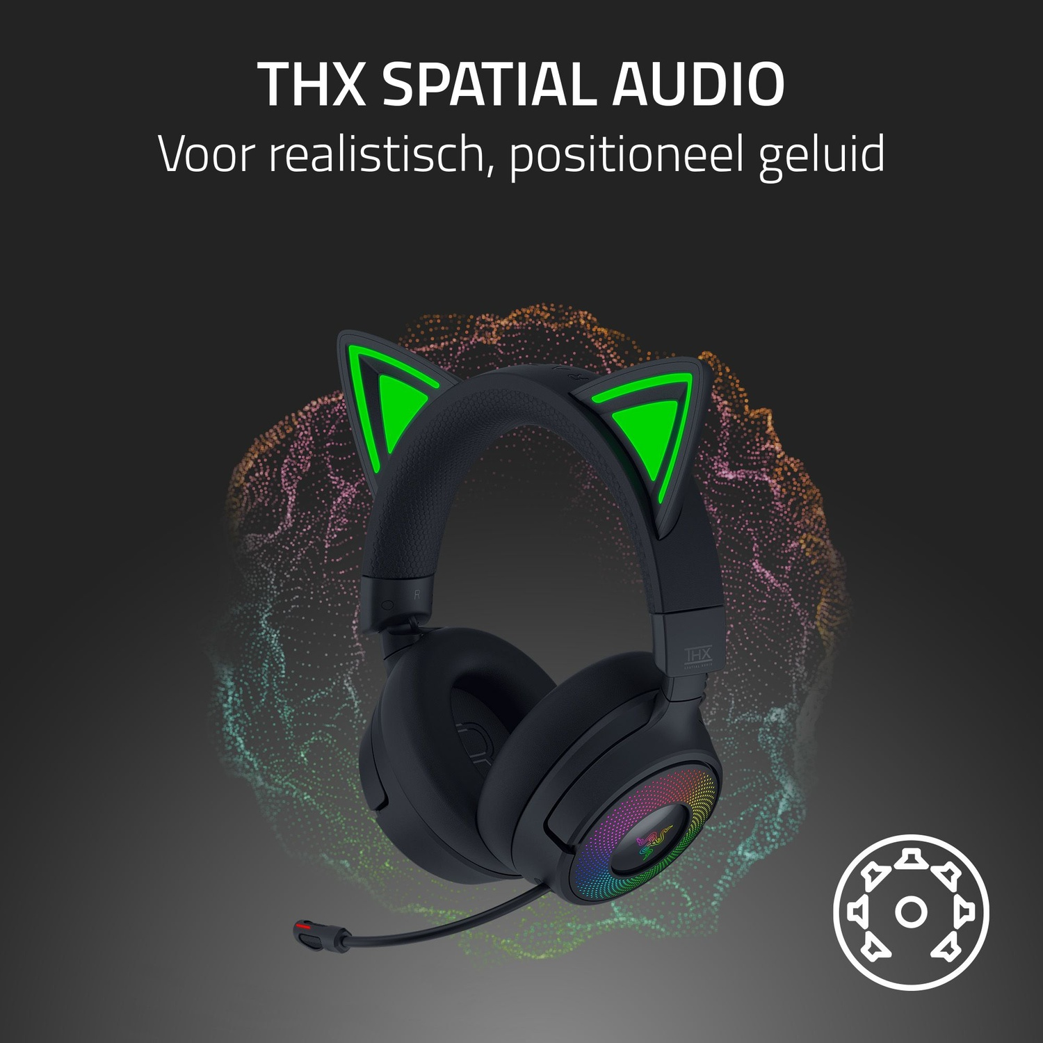 Casque noir avec oreilles de chat et reflets verts. Les écouteurs ont des lumières colorées. Un micro sort de l'écouteur gauche.