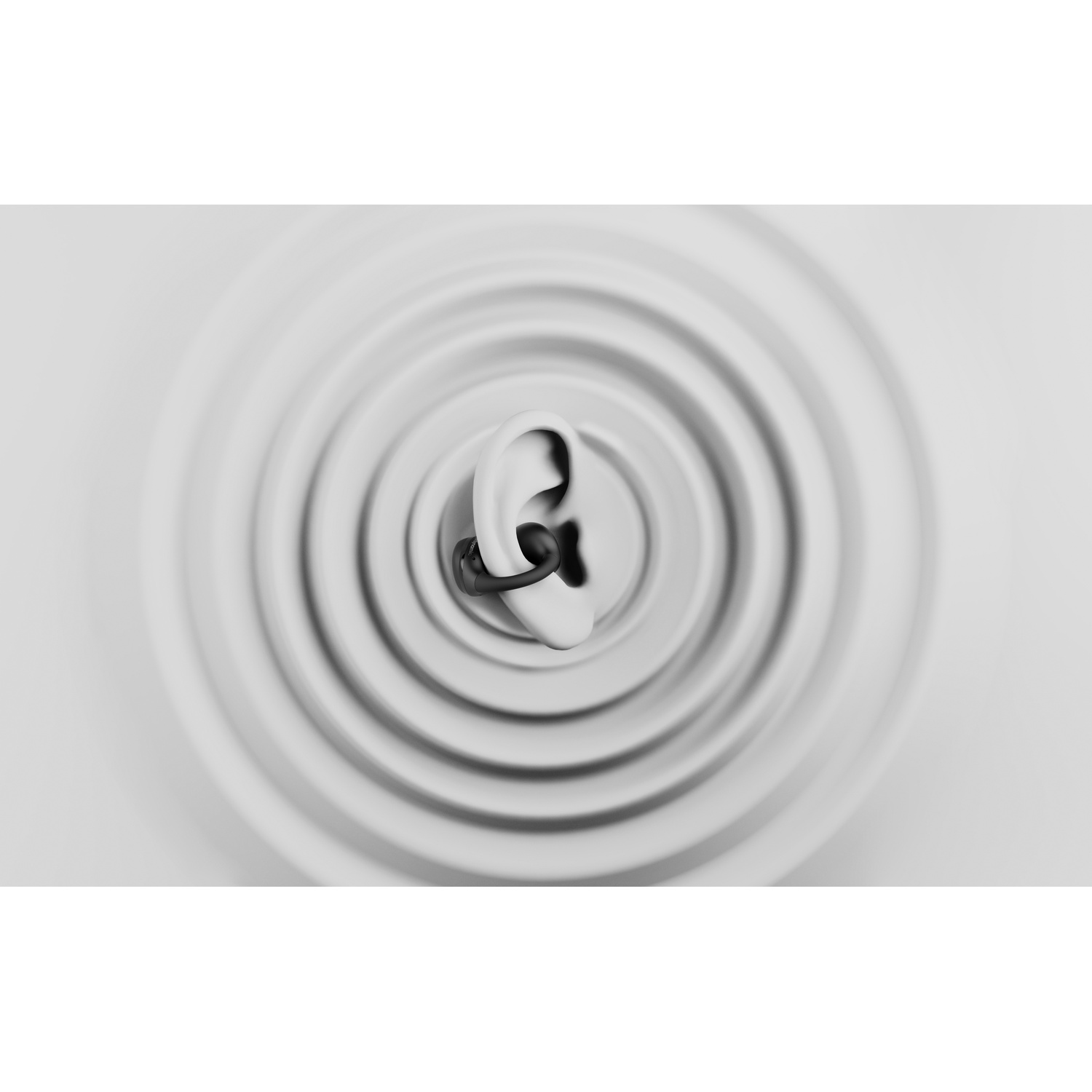 Une oreille blanche avec un écouteur noir, centrée sur des cercles blancs concentriques. Le fond est blanc.