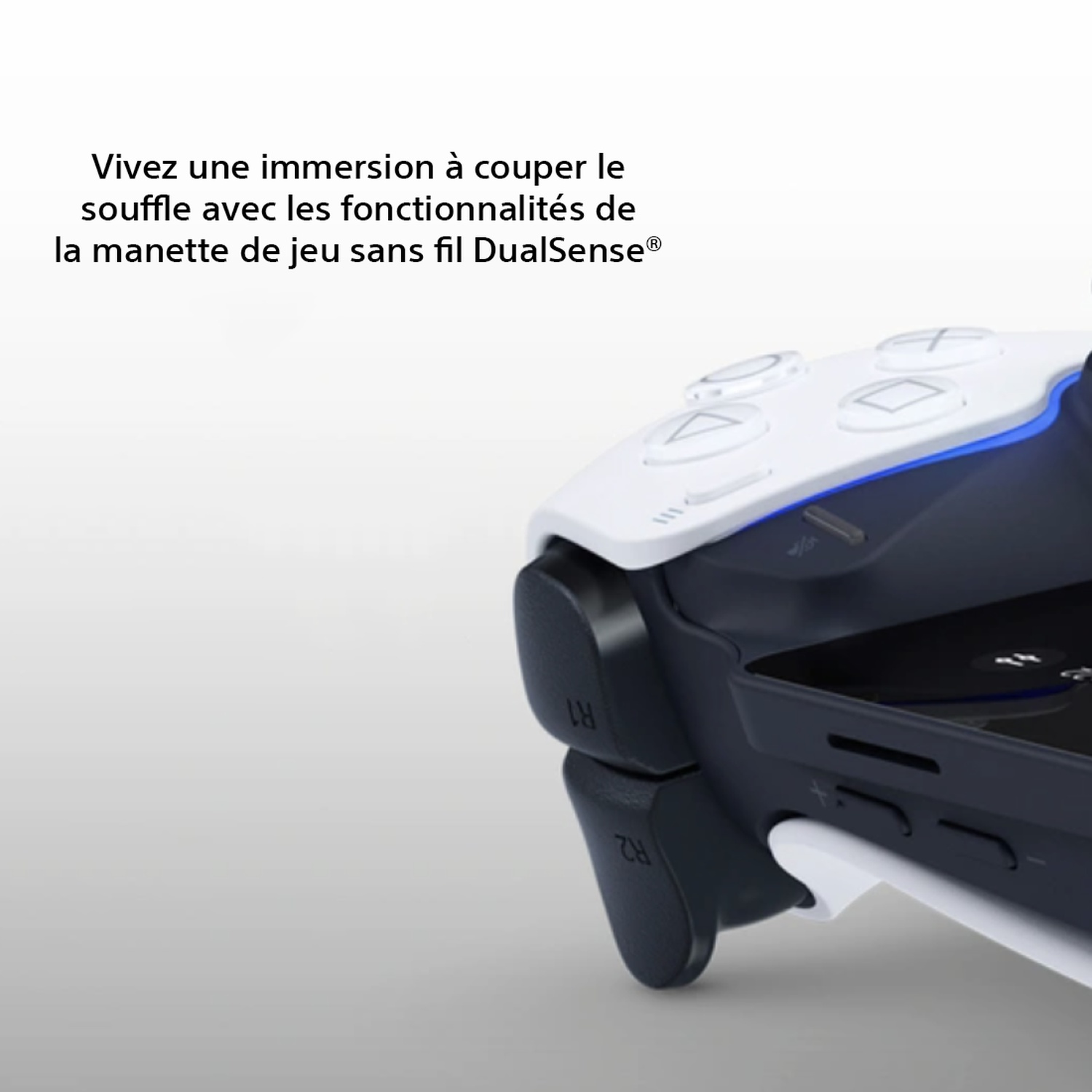 Gros plan sur une manette sans fil DualSense blanche et noire. Boutons et gâchettes visibles. Le fond est blanc.