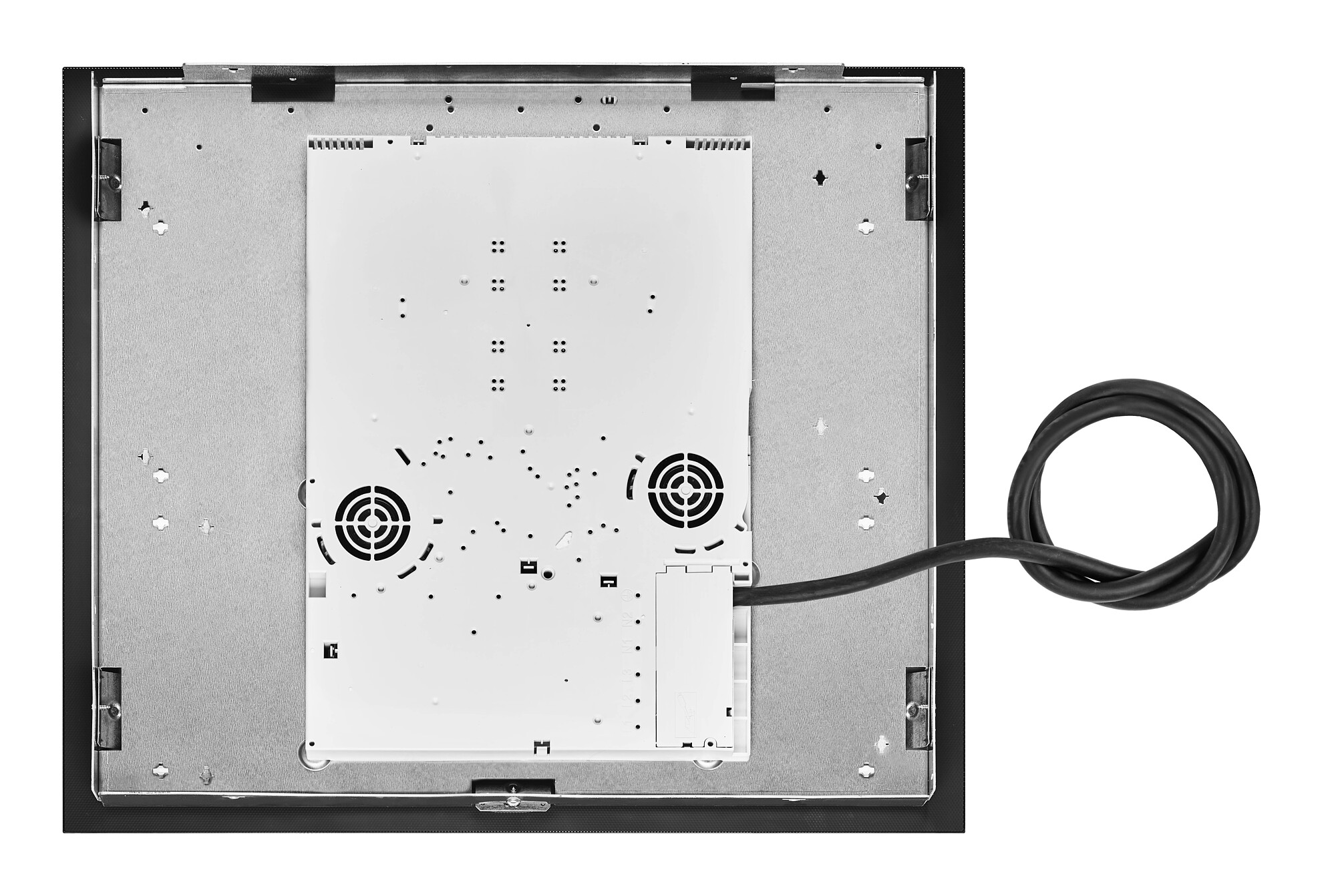 Unterseite eines schwarzen Induktionskochfelds mit Metallkomponenten, weißem Panel, zwei Lüftern und einem aufgerollten schwarzen Netzkabel.