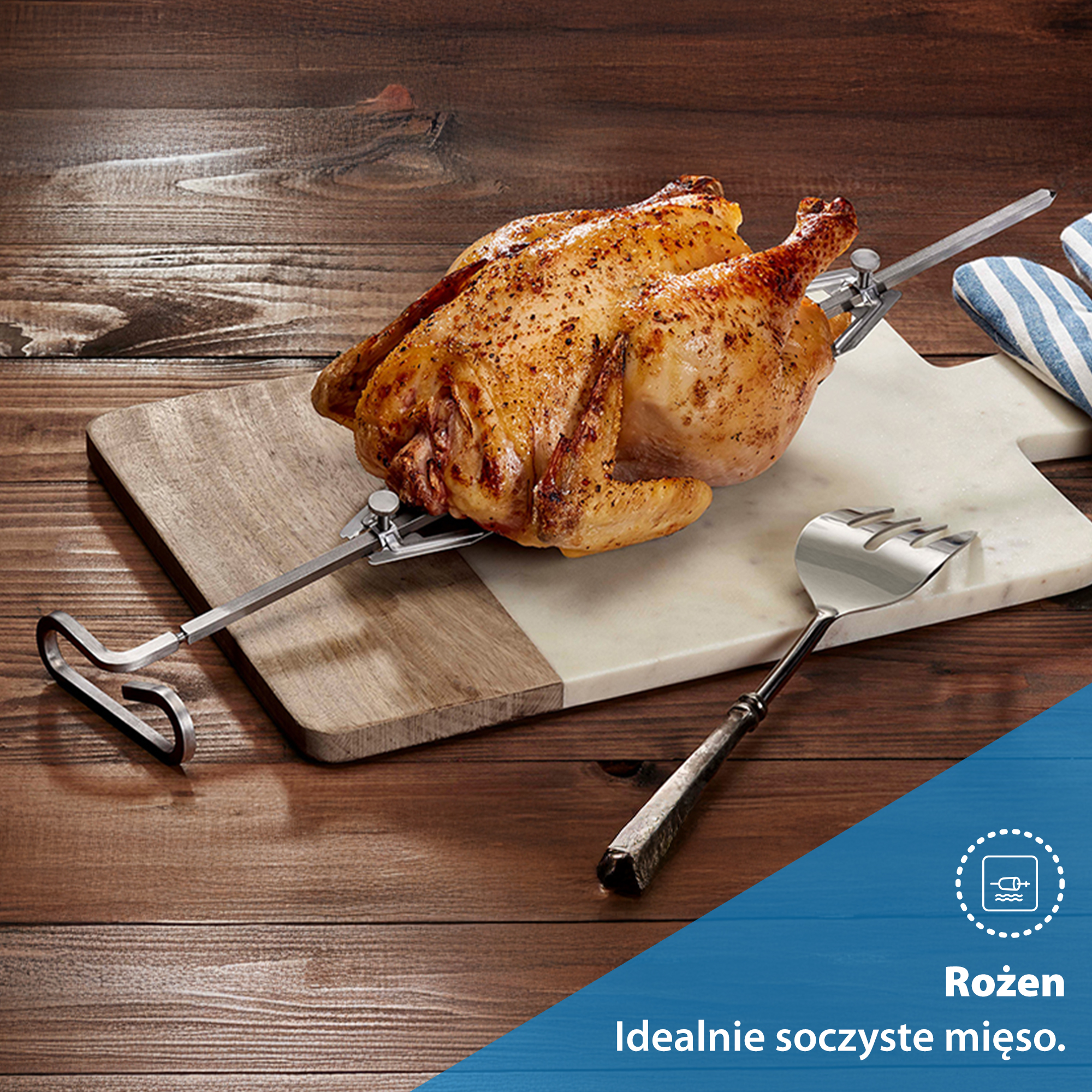 Pieczony kurczak na drewnianej desce. W pobliżu widelec i rękawica kuchenna. Ciemne drewniane tło.