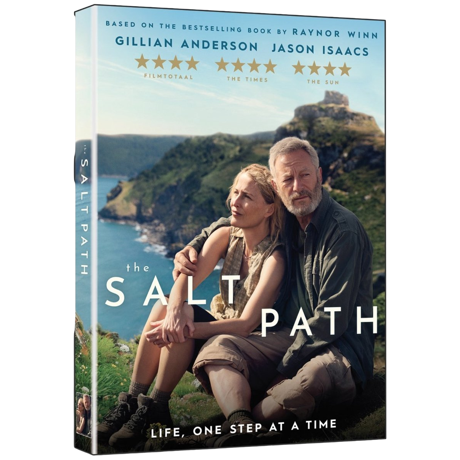 Couverture DVD. Un homme et une femme assis sur une colline avec la mer derrière eux. Titre : The Salt Path. Acteurs : Gillian Anderson, Jason Isaacs.