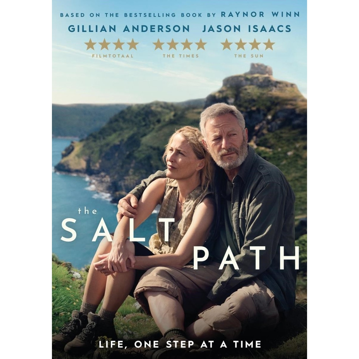Affiche du film 'The Salt Path'. Un homme et une femme assis en extérieur. Le texte dit 'Life, one step at a time'.