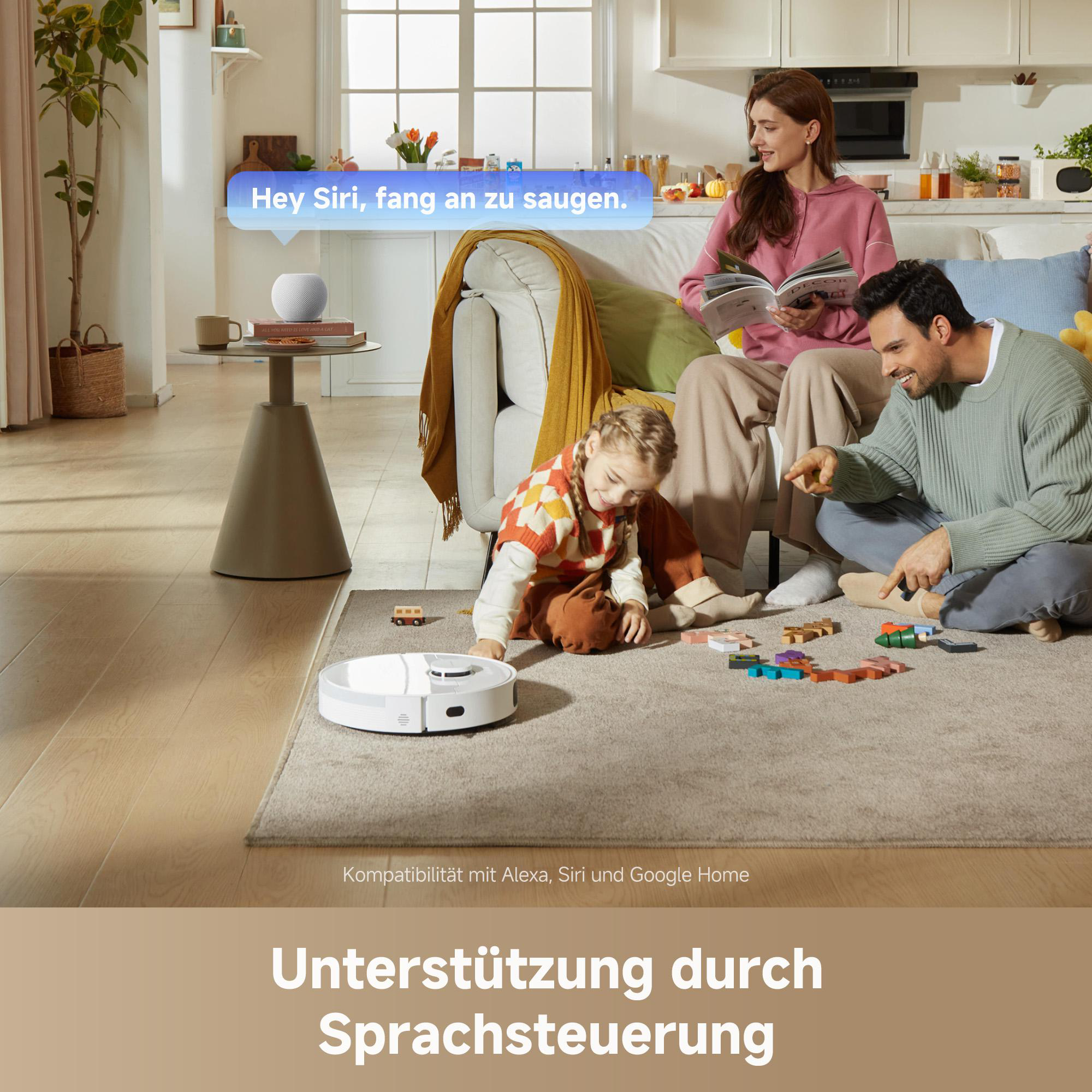 Familie im Wohnzimmer mit Roboterstaubsauger. Eine Frau liest, ein Mann zeigt, und ein Kind schaut auf den Staubsauger.