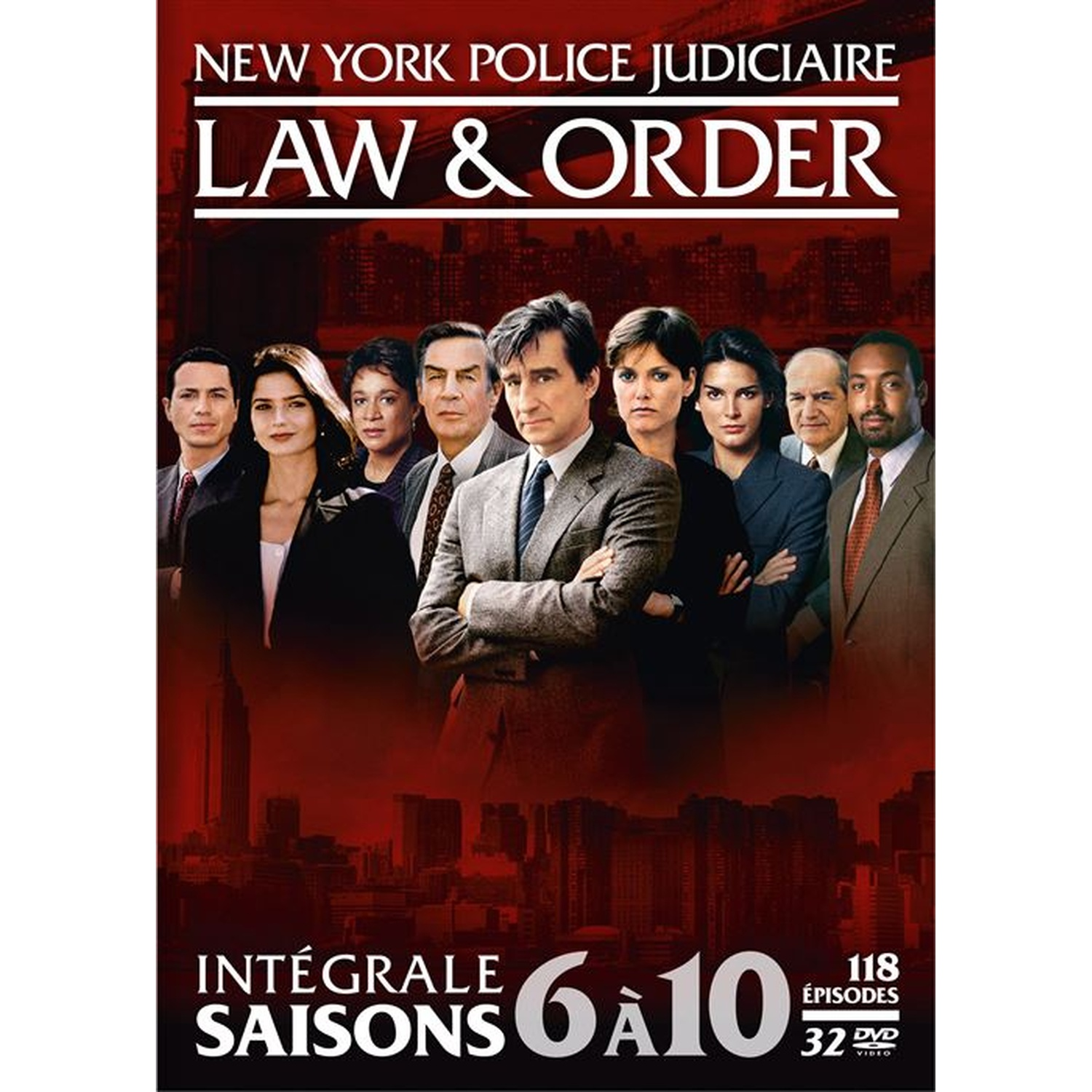 DVD-hoes. Groep mensen in pakken. Titel: Law & Order. Tekst: Intégrale Saisons 6 à 10. Achtergrond: Skyline van New York.