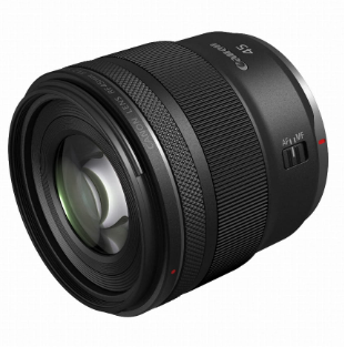Czarny obiektyw Canon RF 45mm. Posiada karbowany pierścień ostrości i przełącznik AF/MF. Obiektyw jest na białym tle.